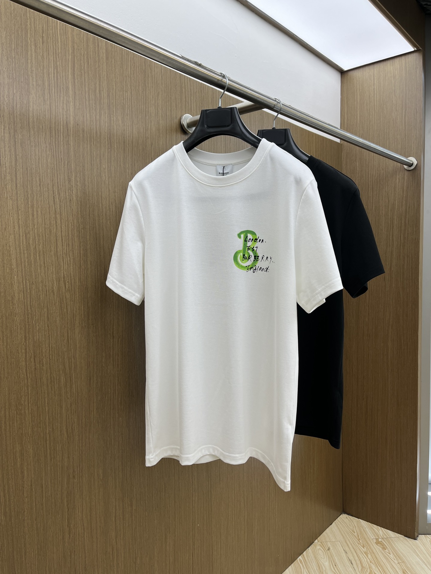 NO:417907,New BBR ss Spring and Summer new first-time counter latest short-sleeved round-neck T-shirt, high-end customization, avant-garde and fashionable design!  Brand logo heavy craft design High-end customized 240g fabric. Soft feel and comfortable to wear. Counter-level exquisite car line. ftd color black and white. S-2XL, T-shirt,tees, t-shirt,alexander wang19860909新款 BBR ss春夏新款首发专柜最新款短袖圆领T恤 高端订制 设计前卫时尚！品牌logo重工艺设计 高端定制240克面料.手感柔软.穿着舒适.专柜级别精致车线.ftd颜色黑色.白色.码数S-2XL,,T-shirt,tees，t-shirt,alexander wang,Men's clothing