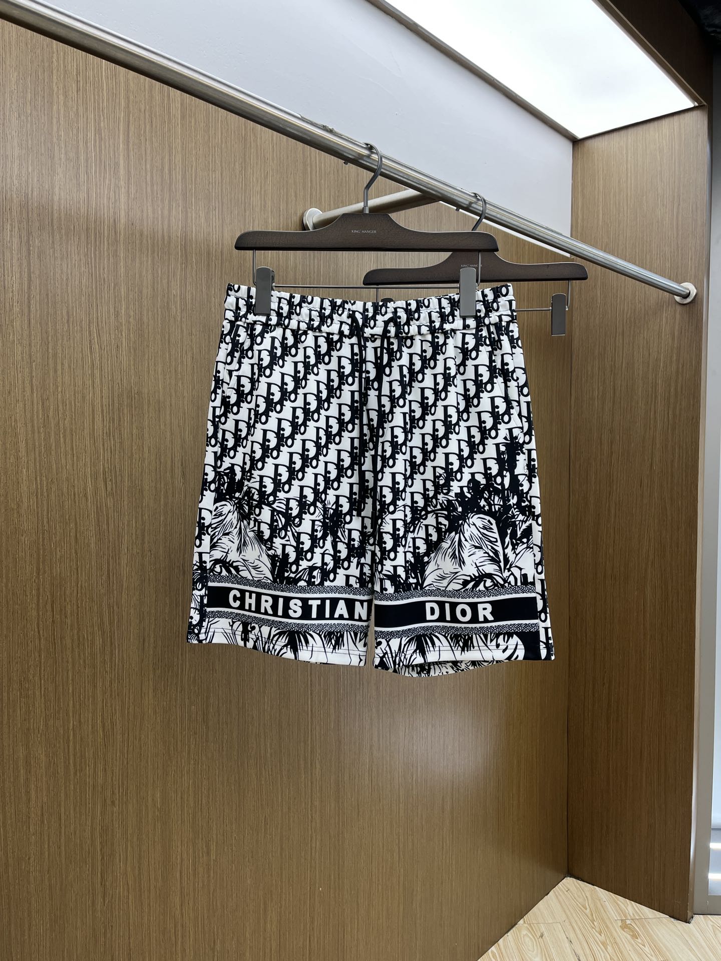 NO:154787,DG Spring and Summer New Men's Casual Shorts High-end Products are simple, fashionable and generous. Customized original imported fabrics are simple, neat and refreshing. The quality workmanship details can withstand any form of inspection. Simple, elegant and versatile. The upper body is elegant and handsome, and the new visual feel is refreshing!  The appearance is invincible, the details are very good, and the fyl person is not picky!  Code number M-3xL, Dolce & Gabbana, shorts, alexander wang19860909DG 春夏新款男士休闲短裤 高端货简洁时尚大方 定制原版进口面料 简洁利落又清爽 品质做工细节经得起任何形式检验简约大方百搭款 上身优雅帅气,焕然一新的即视感！品相无敌,细节都很到位,fyl上身不挑人！ 码数M-3xL,,Dolce&Gabbana,shorts,alexander wang,Men's clothing