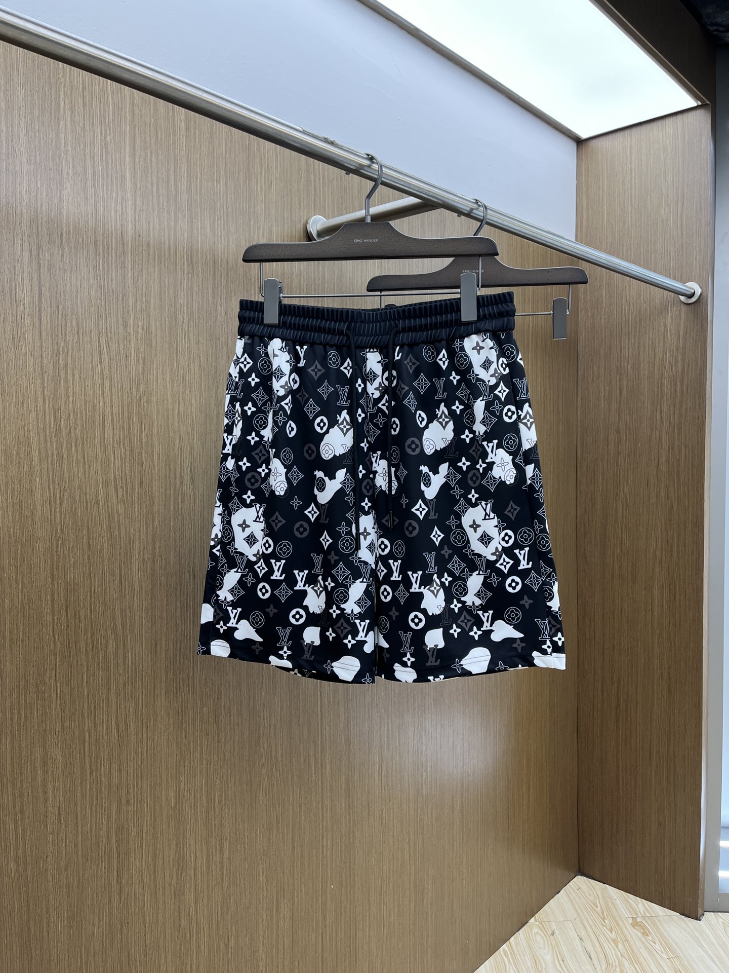 NO:154793,LV new spring and summer men's casual shorts, high-end products are simple, fashionable and generous, customized original imported fabrics, simple, neat and refreshing, the quality workmanship details can withstand any form of inspection, simple, generous and versatile, elegant and handsome, and a brand new visual feeling!  The appearance is invincible, the details are very good, and the fyl person is not picky!  Code number M-3xL, louis vuitton, shorts, alexander wang19860909LV 春夏新款男士休闲短裤 高端货简洁时尚大方 定制原版进口面料 简洁利落又清爽 品质做工细节经得起任何形式检验简约大方百搭款 上身优雅帅气,焕然一新的即视感！品相无敌,细节都很到位,fyl上身不挑人！ 码数M-3xL,,louis vuitton,shorts,alexander wang,Men's clothing