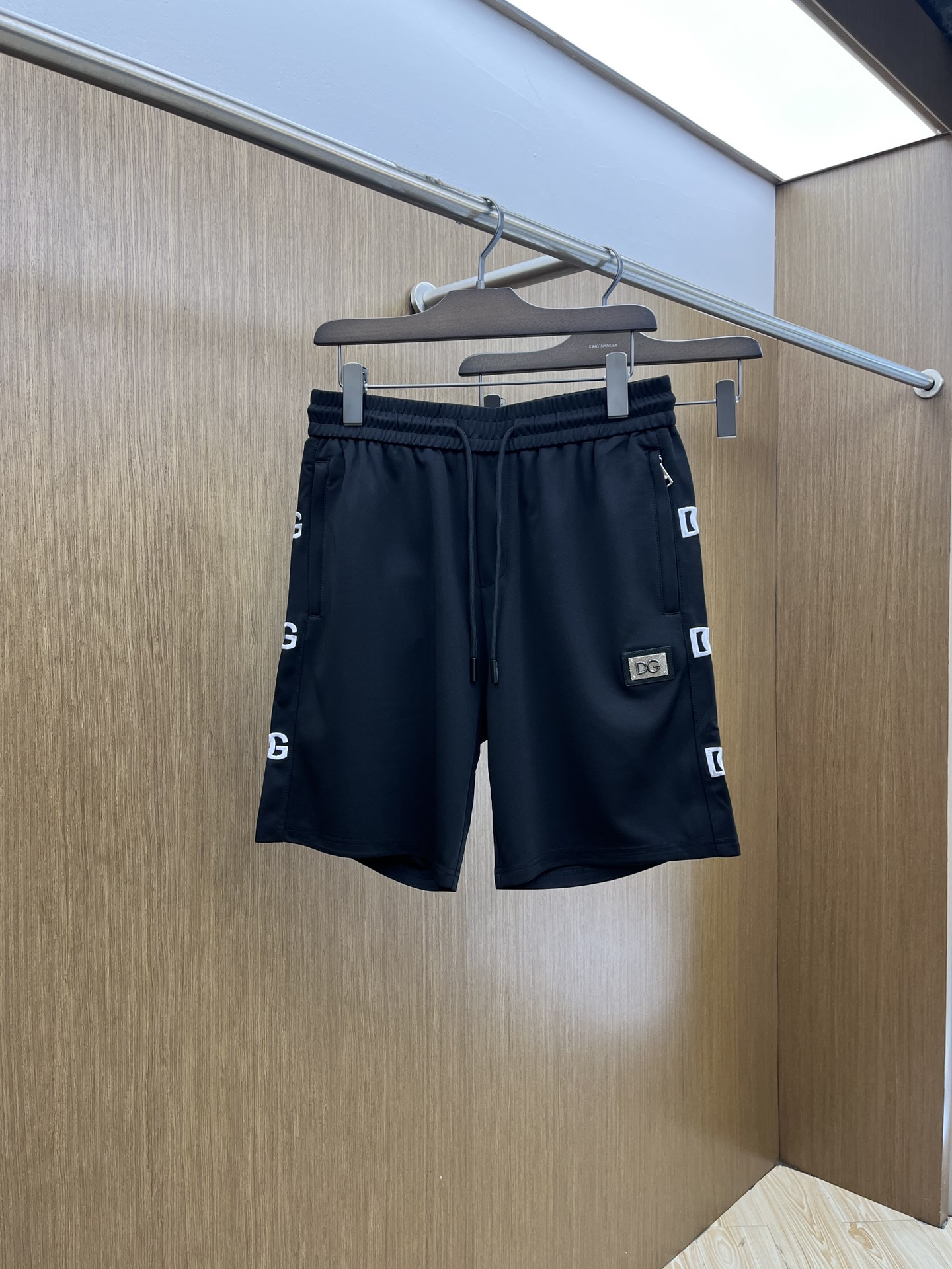 NO:154771,DG Spring and Summer New Men's Casual Shorts High-end Products are simple, fashionable and generous. Customized original imported fabrics are simple, neat and refreshing. The quality workmanship details can withstand any form of inspection. Simple, elegant and versatile. The upper body is elegant and handsome, and the new visual feel is refreshing!  The appearance is invincible, the details are very good, and the fyl person is not picky!  Code number M-3xL, Dolce & Gabbana, shorts, alexander wang19860909DG 春夏新款男士休闲短裤 高端货简洁时尚大方 定制原版进口面料 简洁利落又清爽 品质做工细节经得起任何形式检验简约大方百搭款 上身优雅帅气,焕然一新的即视感！品相无敌,细节都很到位,fyl上身不挑人！ 码数M-3xL,,Dolce&Gabbana,shorts,alexander wang,Men's clothing