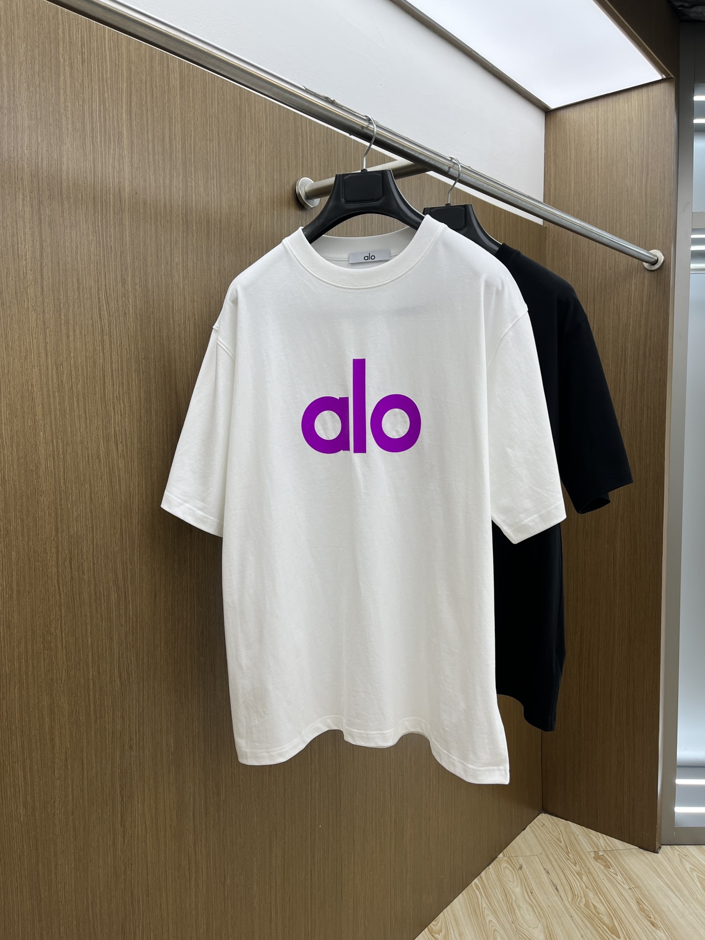 NO:154812,New alo 1950FW spring and summer new round neck bottoming T-shirt, three-dimensional logo micro-contour half-sleeved active cotton base T-shirt, cotton, feel glutinous and skin-skinned, soft and tough. Processing, toughness and wrinkle resistance have been greatly improved. The micro-contour tailoring is very well-placed, and the chest logo printing process is extremely recognizable. The three-standard logo is complete, and the single-skin base must be used. The same model for men and women, fms, S-XXL,,tees, t-shirt, alexander wang19860909新款 alo 1950FW春夏新品圆领打底外穿T恤,立体感logo微廓形半袖活性纯棉打底T恤,棉,手感面糯有骨感,柔而有韧性.工艺处理,韧性和抗皱性能得到大幅度提高.微廓形剪裁很到位,胸前logo印花工艺,辨识度极高.三标齐全,单穿打底必备单品. 男女同款fms 码数S-XXL,,tees，t-shirt,alexander wang,Men's clothing