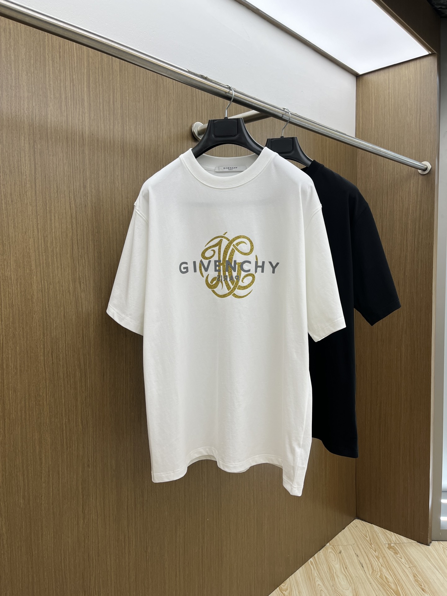 NO:154817,New Gvc 1950FW spring and summer new round neck bottoming T-shirt, three-dimensional logo micro-contour half-sleeved active cotton base T-shirt, cotton, feel glutinous and skin-skinned, soft and tough. Processing, toughness and wrinkle resistance have been greatly improved. The micro-contour tailoring is very well-placed, and the chest logo printing process is extremely recognizable. The three-standard logo is complete, and the single-skin base must be used. The same model for men and women fms S-XXL, tees, t-shirt, alexander wang19860909新款 Gvc 1950FW春夏新品圆领打底外穿T恤,立体感logo微廓形半袖活性纯棉打底T恤,棉,手感面糯有骨感,柔而有韧性.工艺处理,韧性和抗皱性能得到大幅度提高.微廓形剪裁很到位,胸前logo印花工艺,辨识度极高.三标齐全,单穿打底必备单品. 男女同款fms 码数S-XXL,,tees，t-shirt,alexander wang,Men's clothing