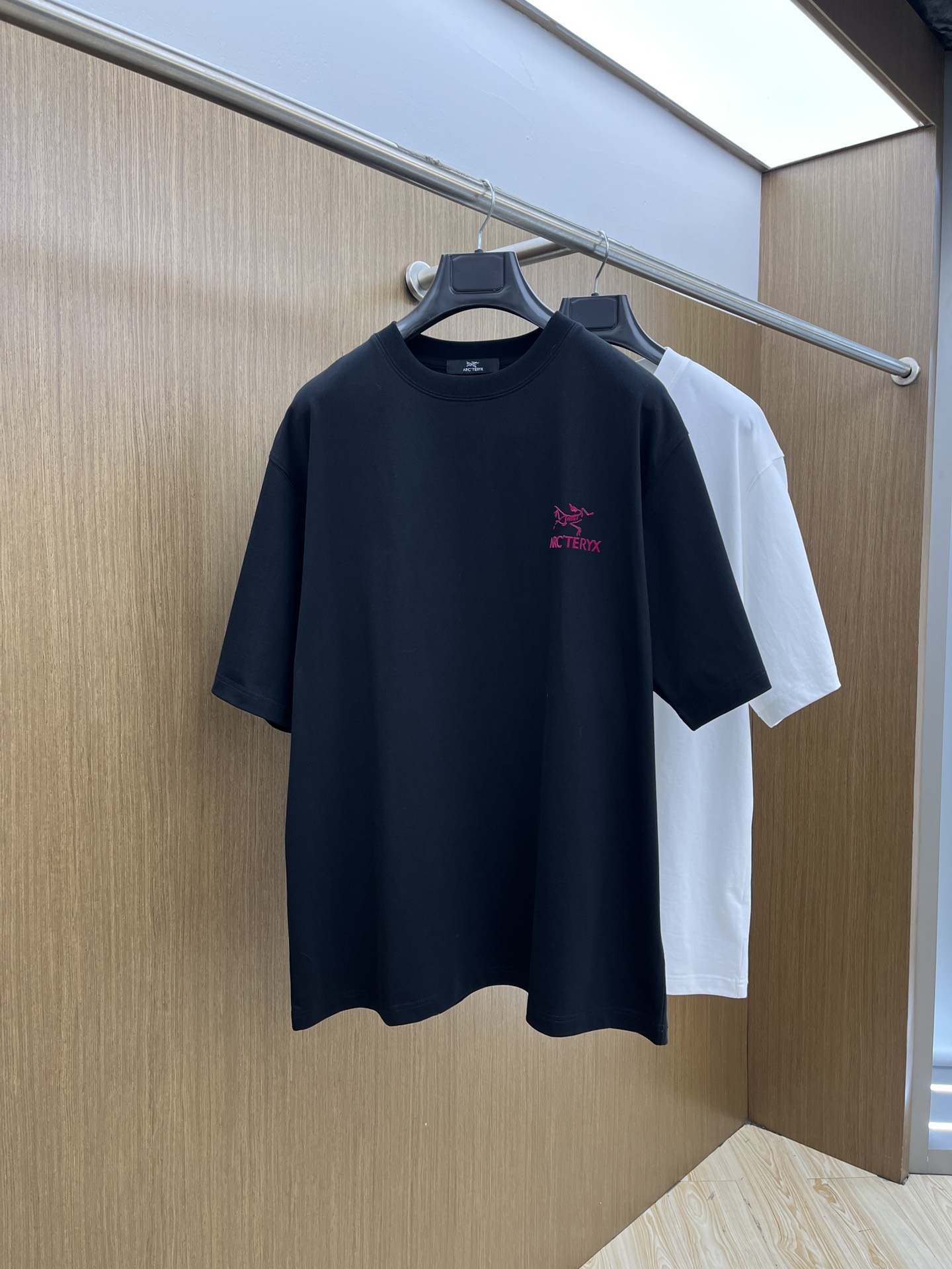 NO:154825,New ARC 1950FW spring and summer new round neck bottoming T-shirt, three-dimensional logo micro-contour half-sleeved active cotton base T-shirt, cotton, feel glutinous and skin-skinned, soft and tough. Processing, toughness and wrinkle resistance have been greatly improved. The micro-contour tailoring is very well-placed, and the chest logo printing process is extremely recognizable. Three standards are complete, and single-wear base must be necessary. Men and women's same fms code number S-XXL, tees, t-shirt, alexander wang19860909新款 ARC 1950FW春夏新品圆领打底外穿T恤,立体感logo微廓形半袖活性纯棉打底T恤,棉,手感面糯有骨感,柔而有韧性.工艺处理,韧性和抗皱性能得到大幅度提高.微廓形剪裁很到位,胸前logo印花工艺,辨识度极高.三标齐全,单穿打底必备单品. 男女同款fms 码数S-XXL,,tees，t-shirt,alexander wang,Men's clothing