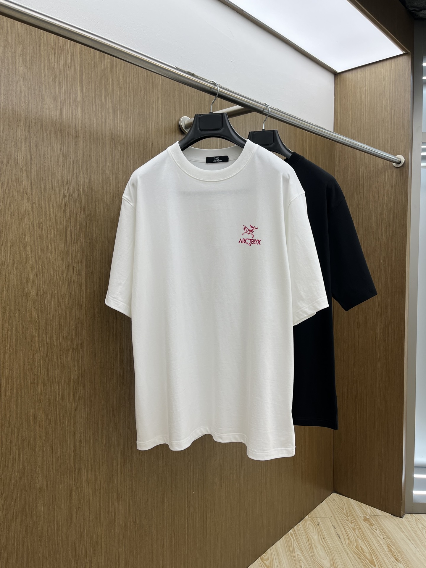 NO:154829,New ARc 1950FW spring and summer new round neck bottoming T-shirt, three-dimensional logo micro-contour half-sleeved active cotton base T-shirt, cotton, feel glutinous and skin-skinned, soft and tough. Processing, toughness and wrinkle resistance have been greatly improved. The micro-contour tailoring is very well-placed, and the chest logo printing process is extremely recognizable. The three-standard logo is complete, and the single-skin base must be used. The same model for men and women fms S-XXL, tees, t-shirt, alexander wang19860909新款 ARc 1950FW春夏新品圆领打底外穿T恤,立体感logo微廓形半袖活性纯棉打底T恤,棉,手感面糯有骨感,柔而有韧性.工艺处理,韧性和抗皱性能得到大幅度提高.微廓形剪裁很到位,胸前logo印花工艺,辨识度极高.三标齐全,单穿打底必备单品. 男女同款fms 码数S-XXL,,tees，t-shirt,alexander wang,Men's clothing