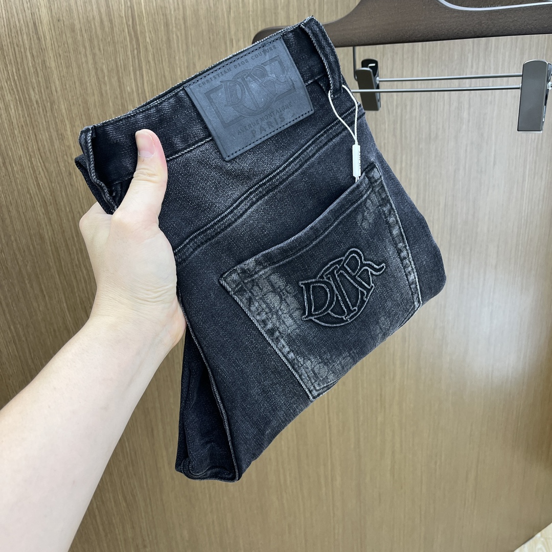 NO:154834,New CD, high-end customization, the latest jeans in early spring 2025, are released simultaneously on the counter, original customization reproduction, customer-supplied hardware and accessories, original quality, imported denim fabric heavy-duty washing, fine leather brand, fine workmanship wiring, excellent upper body!  FMZ preferred single product number 30-38 no 35.37, jeans, alexander wang19860909新款 CD 高端定制、2025早春最新款牛仔裤 柜台同步发售 原版定制复刻 客供五金辅料 原单品质 进口牛仔面料重工洗水 精品皮牌 做工走线精细 上身绝佳！fmz优选单品 码数30-38无35.37,,jeans,alexander wang,Men's clothing