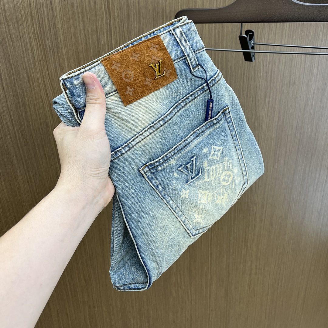 NO:154840,New LV high-end customization, the latest jeans in early spring 2025 are released simultaneously on the counter. Original customization replicas. Customer-supplied hardware and accessories. Original quality. Imported denim fabric heavy-duty washing. Boutique leather brands. Fine workmanship and excellent upper body!  FMZ preferred single product number 30-38 no 35.37, louis vuitton,jeans,alexander wang19860909新款 LV 高端定制、2025早春最新款牛仔裤 柜台同步发售 原版定制复刻 客供五金辅料 原单品质 进口牛仔面料重工洗水 精品皮牌 做工走线精细 上身绝佳！fmz优选单品 码数30-38无35.37,,louis vuitton,jeans,alexander wang,Men's clothing