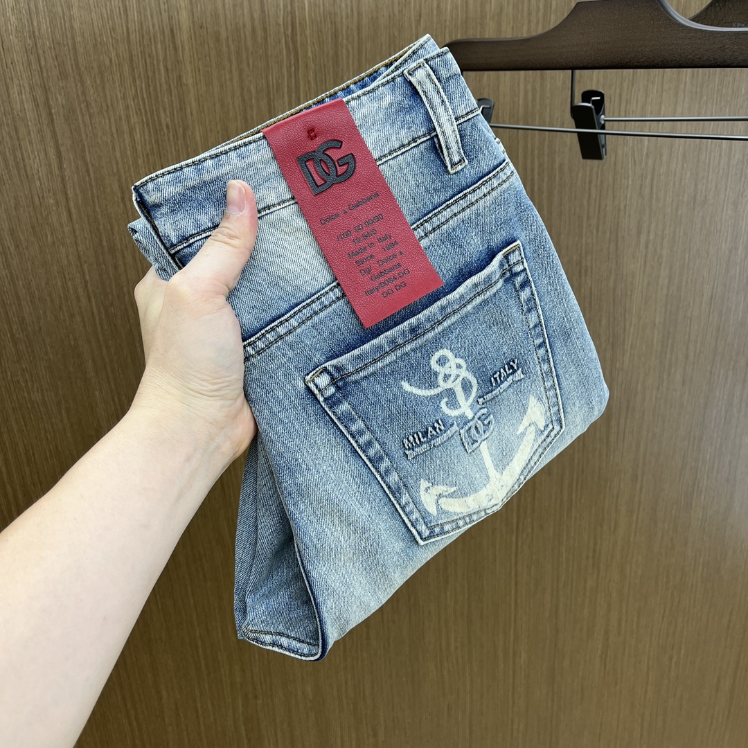 NO:154844,New DG high-end customization, the latest jeans in early spring 2025 are released simultaneously on the counter. Original customization replicas. Customer-supplied hardware and accessories. Original quality. Imported denim fabric heavy-duty washing. Boutique leather brands. Fine workmanship and excellent upper body!  FMZ preferred single product number 30-38 no 35.37, Dolce & Gabbana, jeans, alexander wang19860909新款 DG 高端定制、2025早春最新款牛仔裤 柜台同步发售 原版定制复刻 客供五金辅料 原单品质 进口牛仔面料重工洗水 精品皮牌 做工走线精细 上身绝佳！fmz优选单品 码数30-38无35.37,,Dolce&Gabbana,jeans,alexander wang,Men's clothing