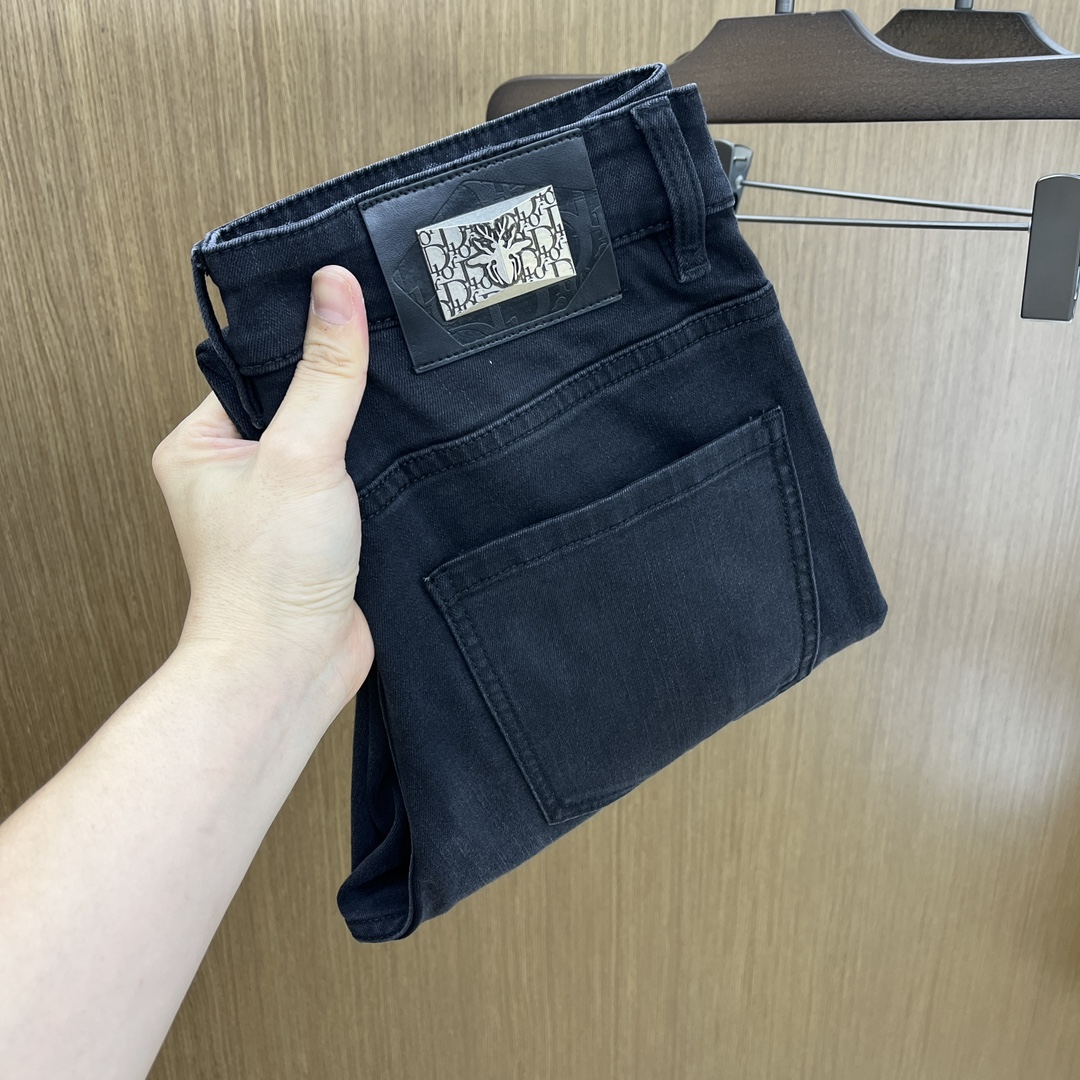 NO:154859,New CD high-end customization, 25ss spring and summer latest original jeans are released simultaneously on the counter. Original custom reproduction. Customer-supplied hardware and accessories. Original quality. Imported denim fabric heavy-working washing. Fine workmanship and excellent upper body!  Preferred single product FC SIZE:29-36 The next day, jeans,alexander wang19860909新款 CD 高端定制、25ss春夏最新款原牛仔裤 柜台同步发售 原版定制复刻 客供五金辅料 原单品质 进口牛仔面料重工洗水 做工走线精细 上身绝佳！优选单品FC SIZE:29-36 隔天,,jeans,alexander wang,Men's clothing