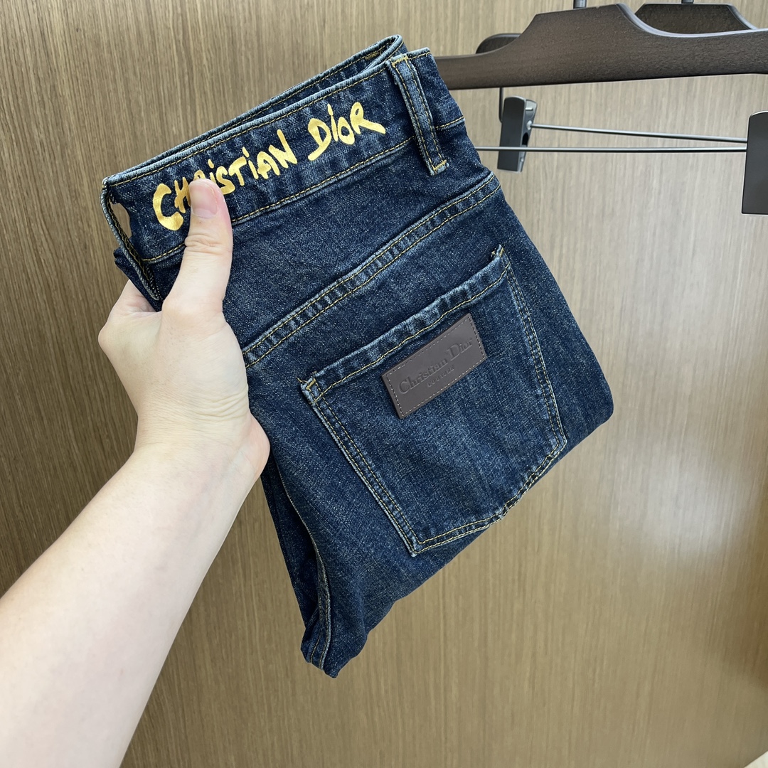NO:154842,New CD high-end customization, 25ss spring and summer latest original jeans are released simultaneously on the counter. Original custom reproduction. Customer-supplied hardware and accessories. Original quality. Imported denim fabric heavy-working washing. Fine workmanship and excellent upper body!  Preferred single product FC SIZE:29-36 The next day, jeans,alexander wang19860909新款 CD 高端定制、25ss春夏最新款原牛仔裤 柜台同步发售 原版定制复刻 客供五金辅料 原单品质 进口牛仔面料重工洗水 做工走线精细 上身绝佳！优选单品FC SIZE:29-36 隔天,,jeans,alexander wang,Men's clothing