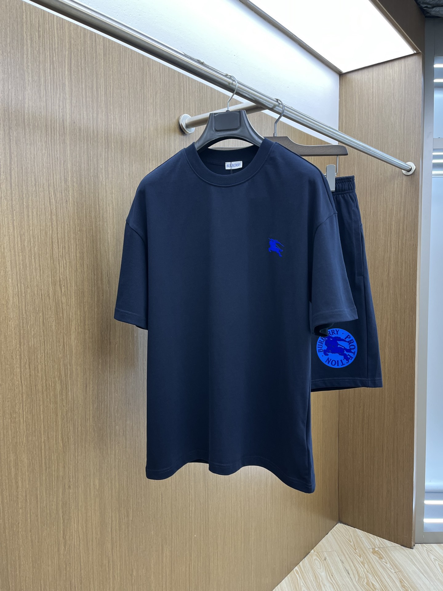 NO:431065,New/set BBR Spring and Summer latest casual shorts short sleeve suit, men and women's styles, with rare channels for trading companies and are available on the official website at the same time!  Basically, it will have its back every season, and I look forward to the performances of all trendy men and women!  This model is made of top-grade pure cotton washing water materials!  It is hard to pick on whether it is skin-friendly or breathable when worn in close-fitting!  The upper body looks very white and supports the complexion of the skin!  Loose style cut, a33 can easily match your own fashionable and high-end outfits S-XL, shorts, T-shirt, alexander wang19860909新款/套 BBR 春夏最新款休闲短裤短袖套装,男女款 贸易公司渠道稀出,同步官网发售！基本每一季都会有它的背影所在,期待着所有潮男潮女们的演绎！此款选用客供顶级纯棉洗水材质打造！贴身穿着亲肤感与透气性都无法挑剔！上身非常的显白承托肤色！宽松版型裁剪,a33无论男女皆可轻松搭配出属于自我的时尚高级穿搭 尺码S-XL,,shorts,T-shirt,alexander wang,Men's clothing