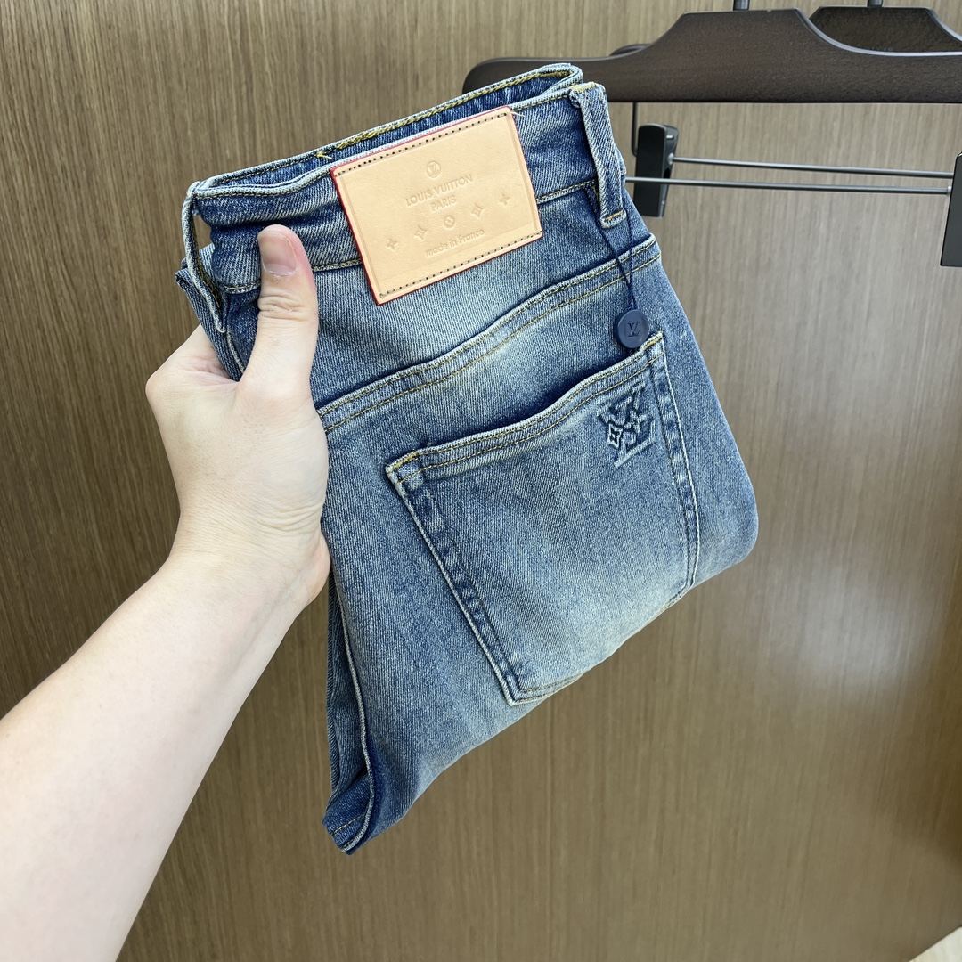 NO:478103,New LV high-end quality 25ss spring and summer latest Dandong jeans are available at the counter simultaneously. Original custom reproduction. Customer-supplied hardware and accessories. Original quality. Imported denim fabric heavy-working and fine line. Excellent upper body. DB preferred items!  SIZE:30-38 None 35 37,,louis vuitton,jeans,alexander wang19860909新款 LV 高端品质 25ss春夏最新款丹东牛仔裤 柜台同步发售 原版定制复刻 客供五金辅料 原单品质 进口牛仔面料重工洗水 做工走线精细 上身绝佳 DB优选单品！ SIZE:30-38无35 37,,louis vuitton,jeans,alexander wang,Men's clothing