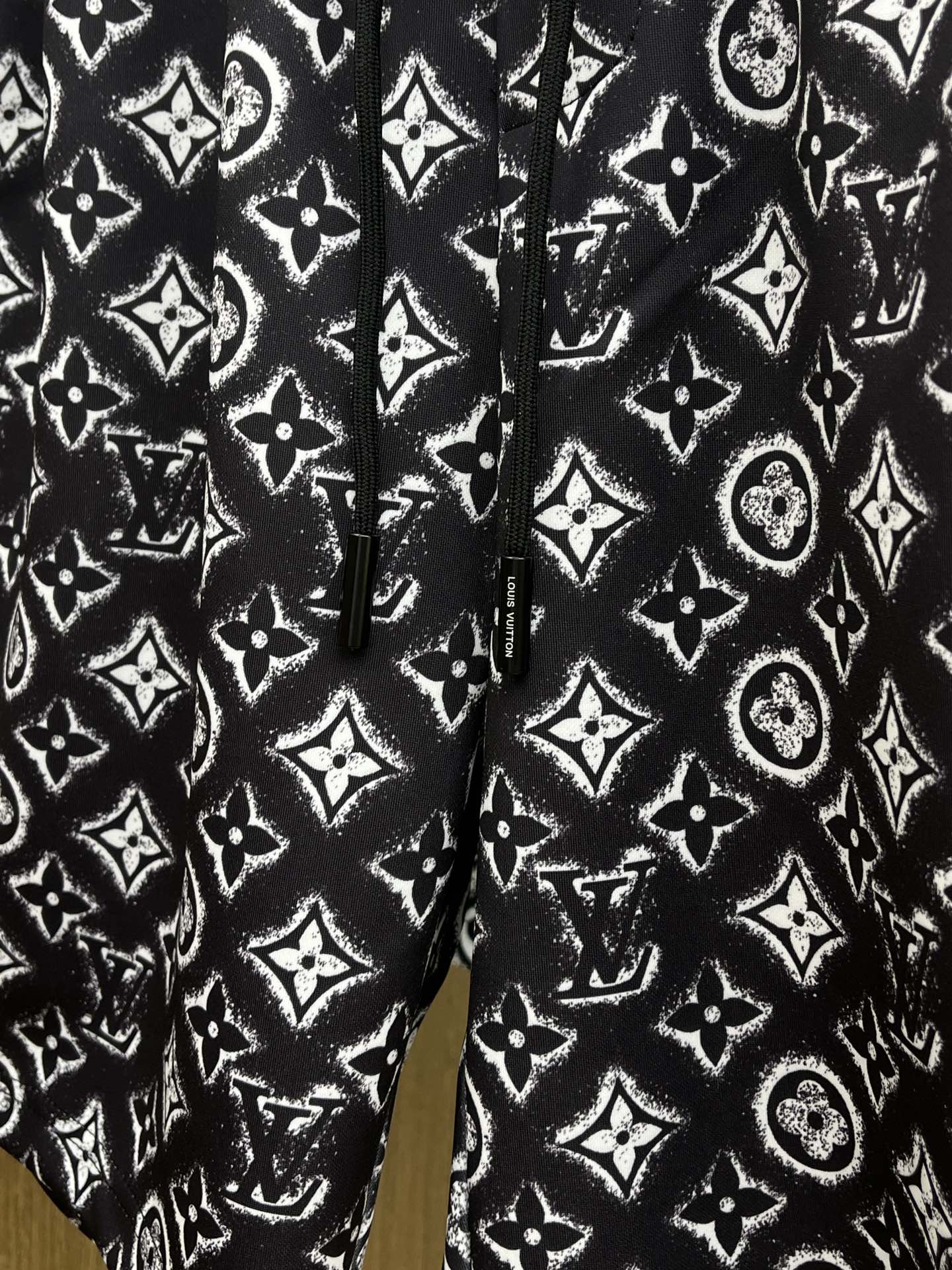  LV 🔥🔥2045春夏新款男士休闲短裤 高端货简洁时尚大方 定制原版进口面料 简洁利落又清爽 品质做工