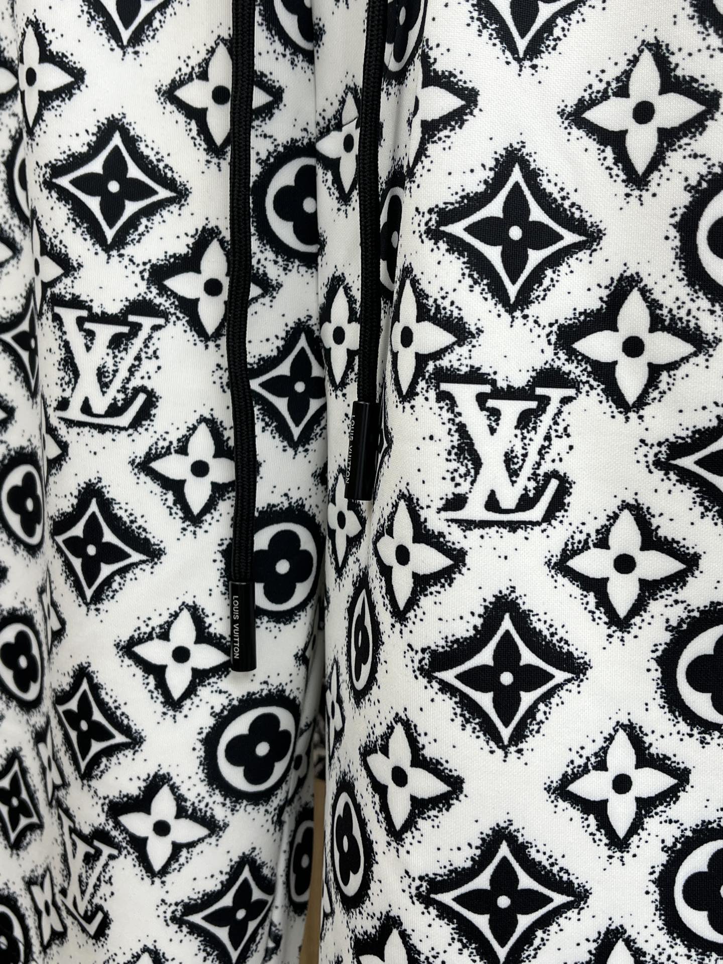  LV 🔥🔥2045春夏新款男士休闲短裤 高端货简洁时尚大方 定制原版进口面料 简洁利落又清爽 品质做工