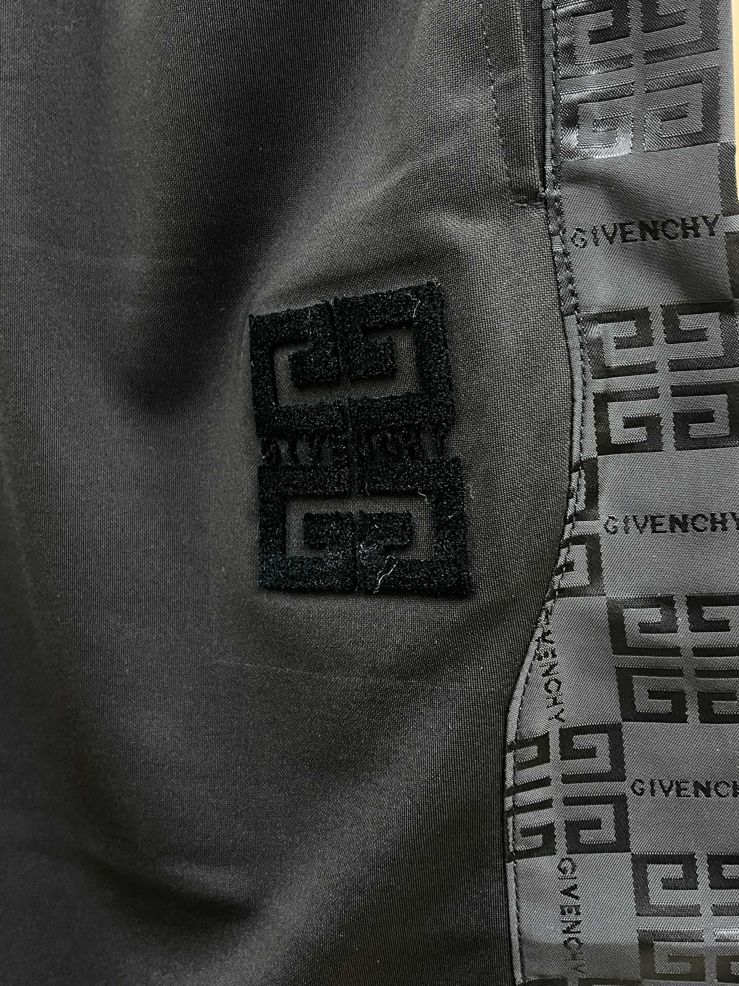  Gvc 🔥🔥2045春夏新款男士休闲短裤 高端货简洁时尚大方 定制原版进口面料 简洁利落又清爽 品质做