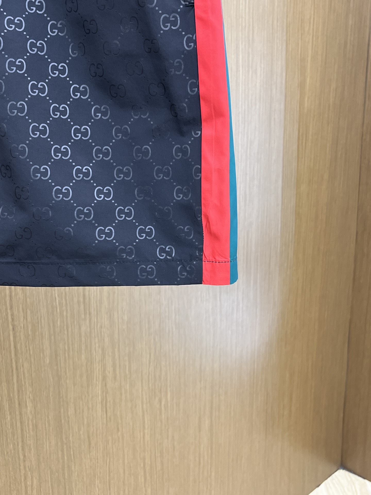 新品 🔥🔥Guc 25SS官网新款科技感面料运动沙滩裤。订织科技感聚酯纤维面料，logo刺绣细节，弹力松