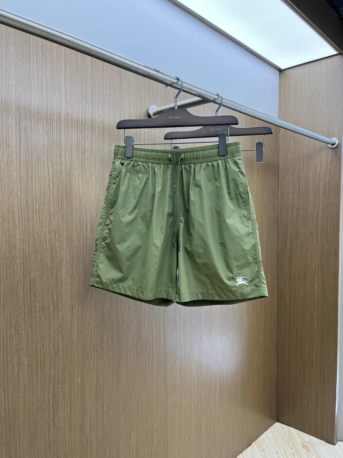 NO:421401,New product BBR 25SS official website new technology-sensing fabric sports beach pants. Ordered technology-sensing polyester fiber fabric, logo embroidery details, elastic elastic waist, waist details are very good a60 Color: Picture color Size: S-M-L-XL-XXL.,,alexander wang19860909新品 BBR 25SS官网新款科技感面料运动沙滩裤.订织科技感聚酯纤维面料,logo刺绣细节,弹力松紧裤腰,裤腰细节做工非常好a60 颜色:图片色 尺码:S-M-L-XL-XXL.,,alexander wang,Men's clothing