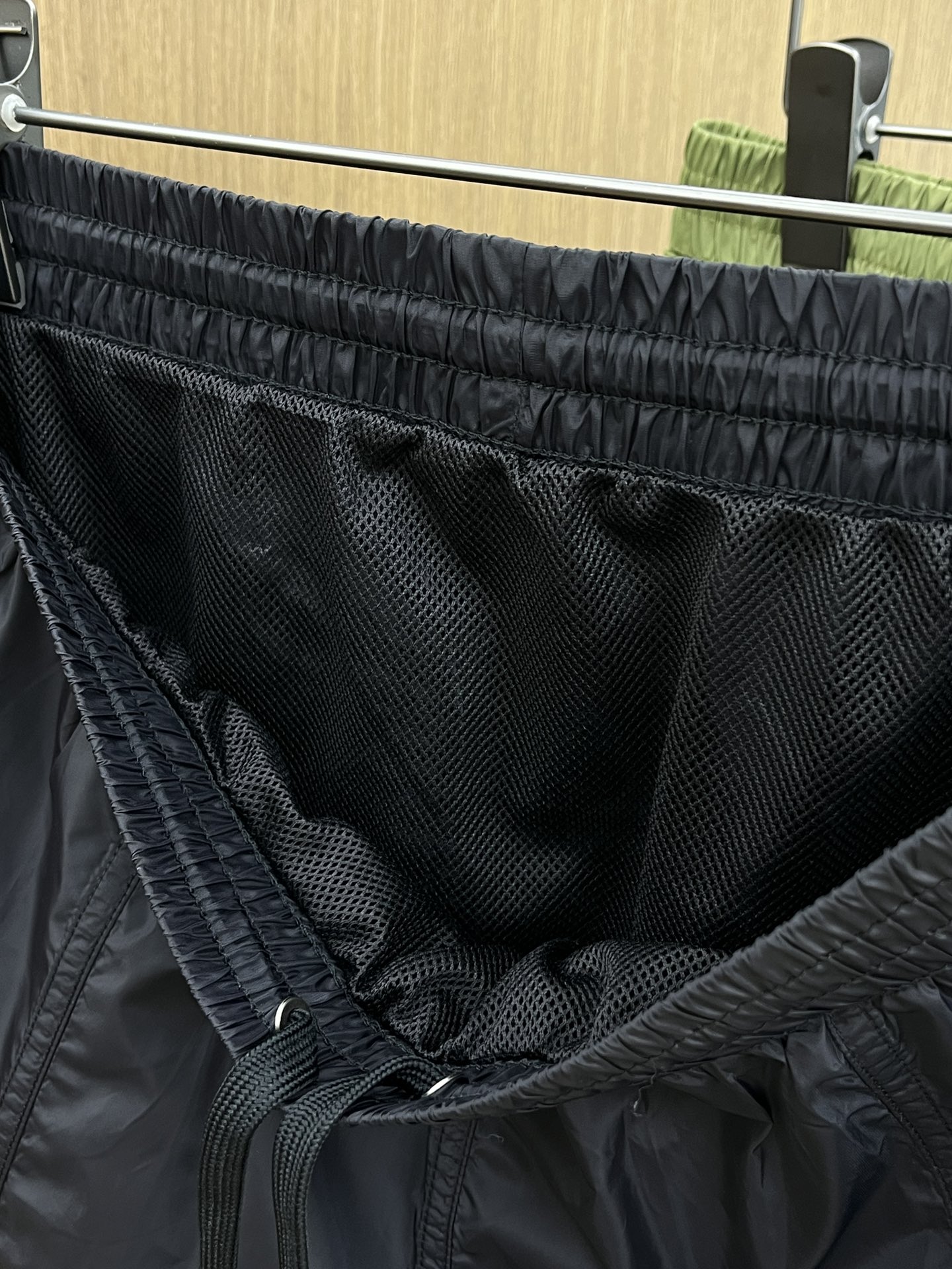 新品 🔥🔥AMI 25SS官网新款科技感面料运动沙滩裤。订织科技感聚酯纤维面料，logo刺绣细节，弹力松