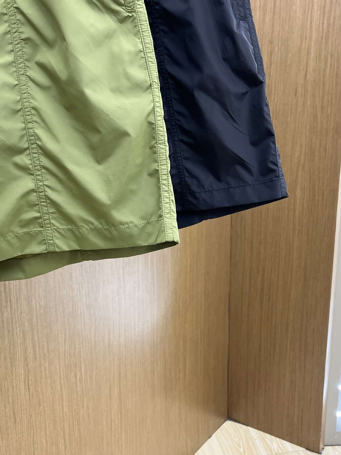 新品 🔥🔥Ami  25SS官网新款科技感面料运动沙滩裤。订织科技感聚酯纤维面料，logo刺绣细节，弹力