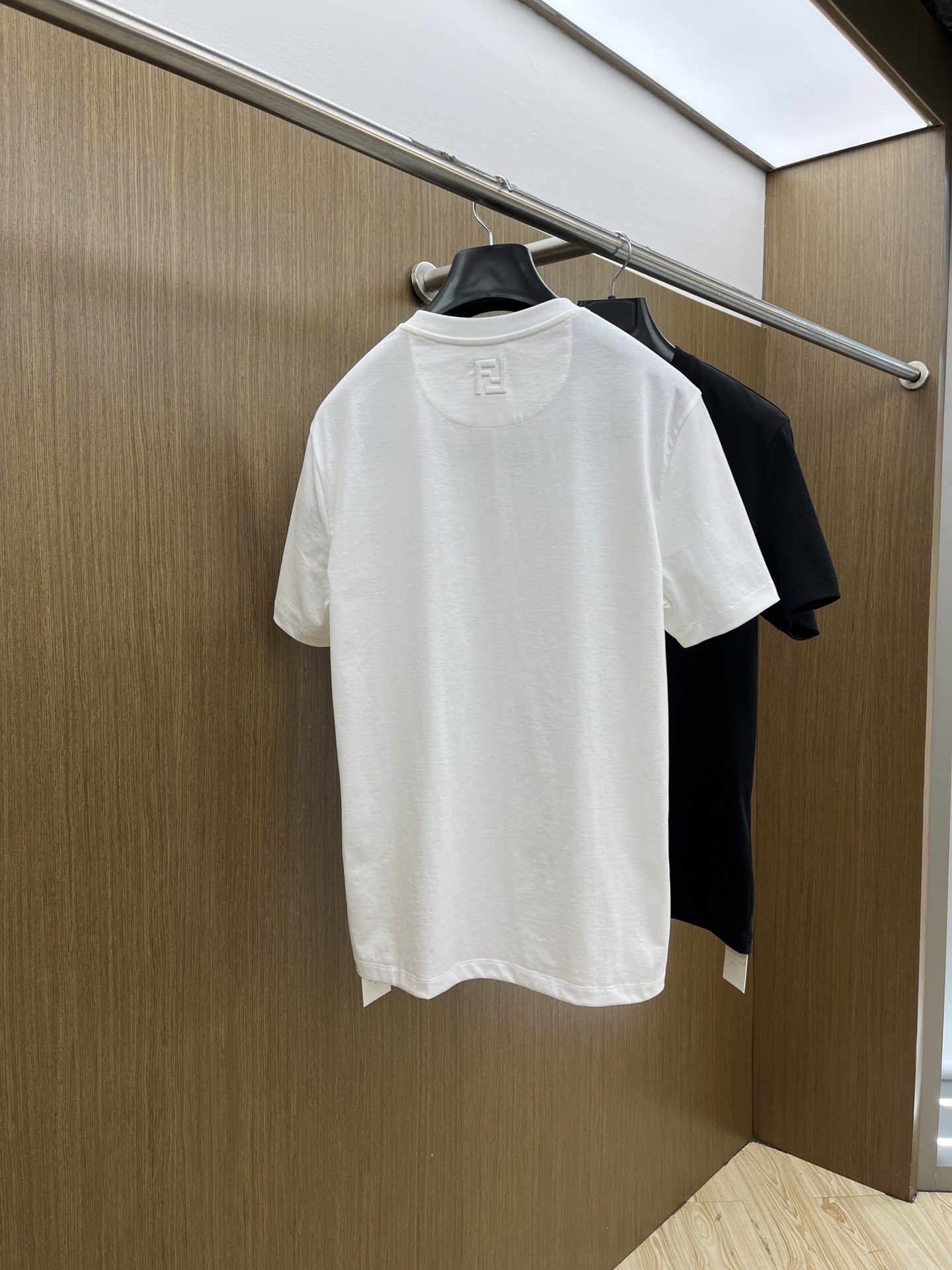 新品 FD🔥SS官网新款标识细节棉质T恤衫。订织全棉面料质感好，面料舒适亲肤 超级舒适 a60值得推荐 