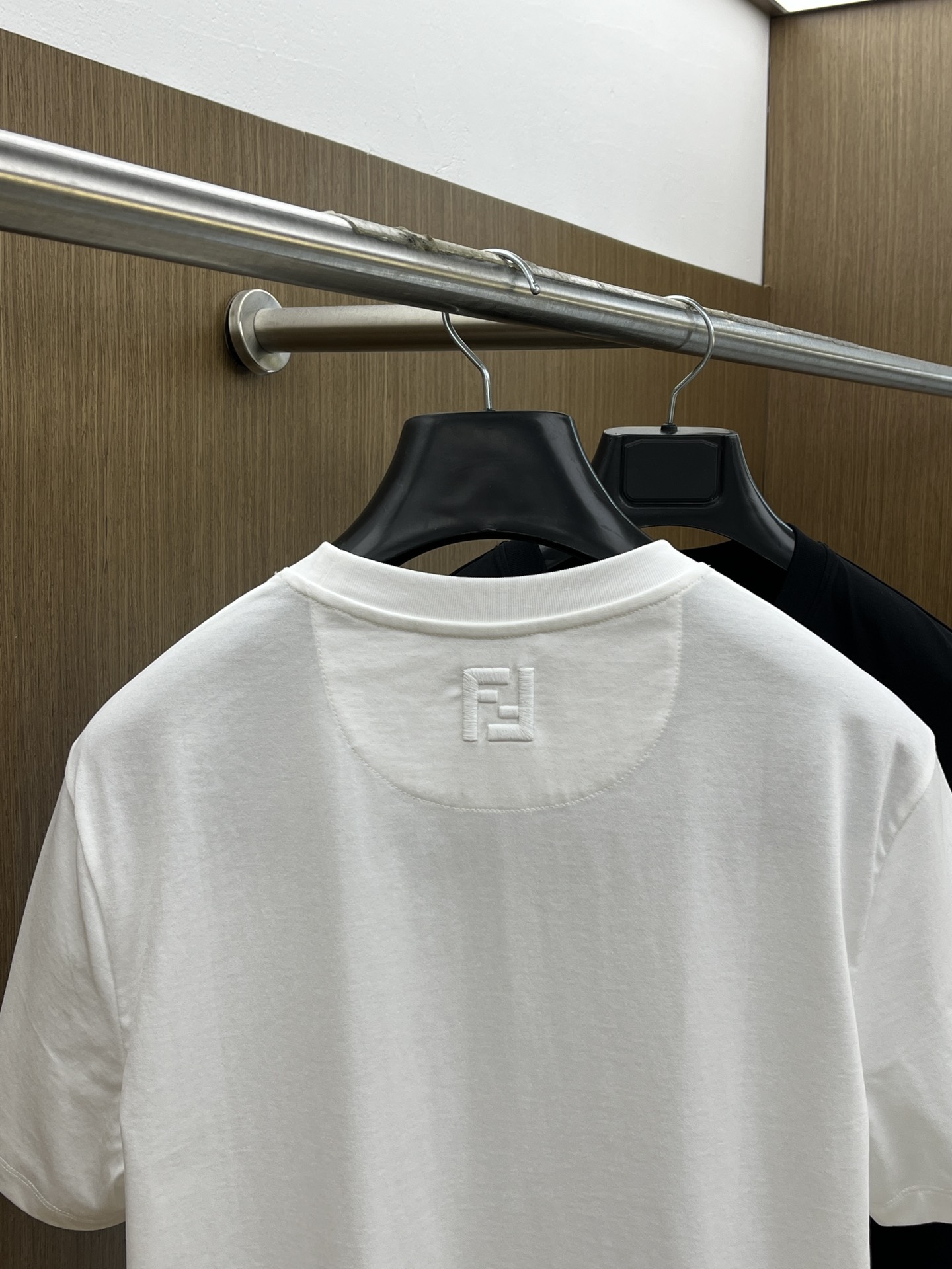 新品 FD🔥SS官网新款标识细节棉质T恤衫。订织全棉面料质感好，面料舒适亲肤 超级舒适 a60值得推荐 