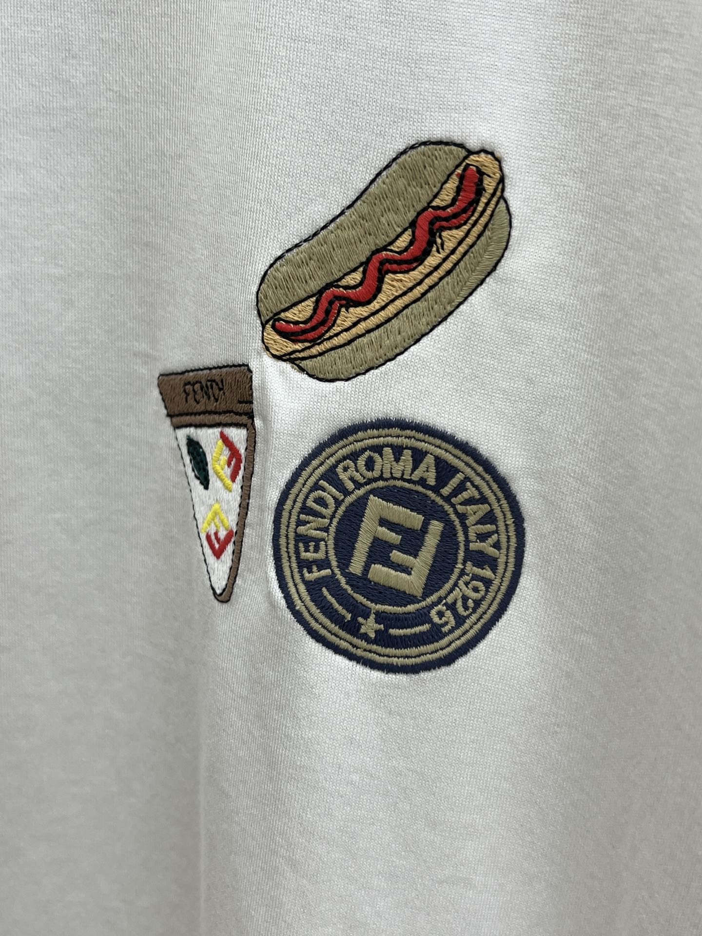 新品 FD🔥SS官网新款标识细节棉质T恤衫。订织全棉面料质感好，面料舒适亲肤 超级舒适 a60值得推荐 