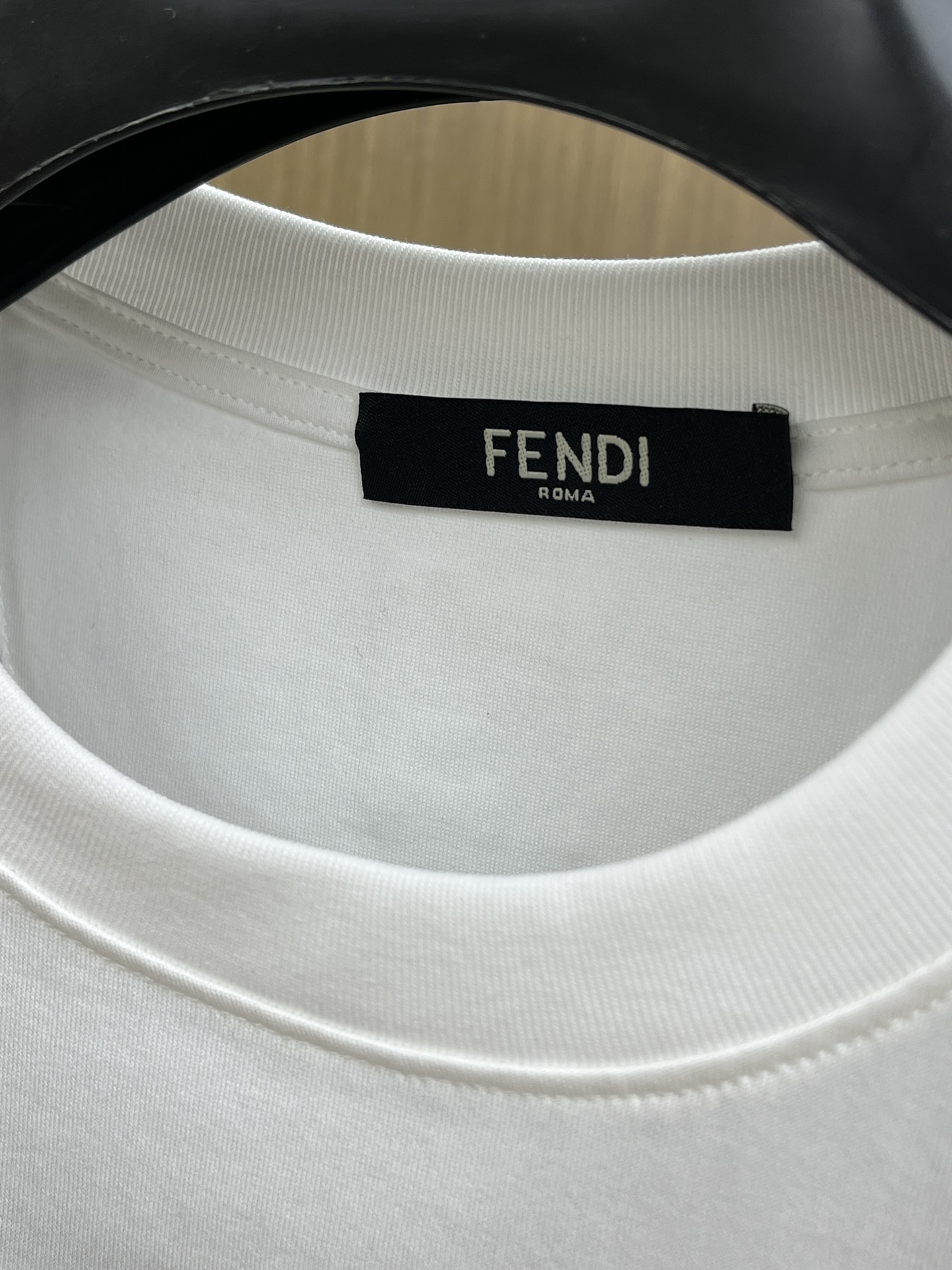 新品 FD🔥SS官网新款标识细节棉质T恤衫。订织全棉面料质感好，面料舒适亲肤 超级舒适 a60值得推荐 