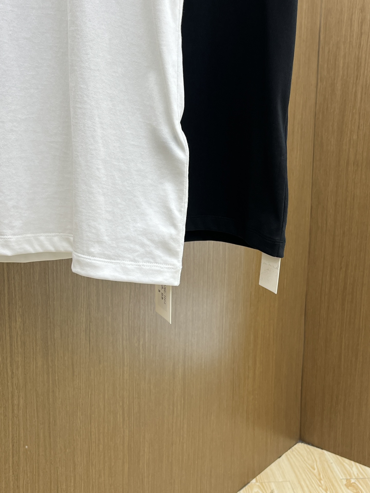 新品 FD🔥SS官网新款标识细节棉质T恤衫。订织全棉面料质感好，面料舒适亲肤 超级舒适 a60值得推荐 