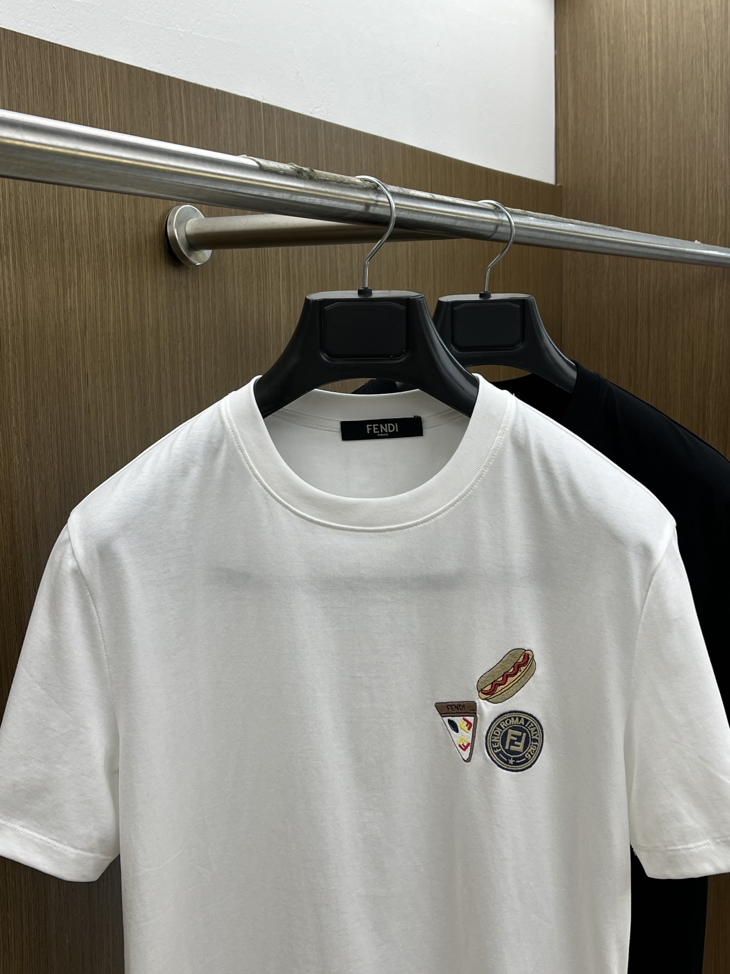 新品 FD🔥SS官网新款标识细节棉质T恤衫。订织全棉面料质感好，面料舒适亲肤 超级舒适 a60值得推荐 