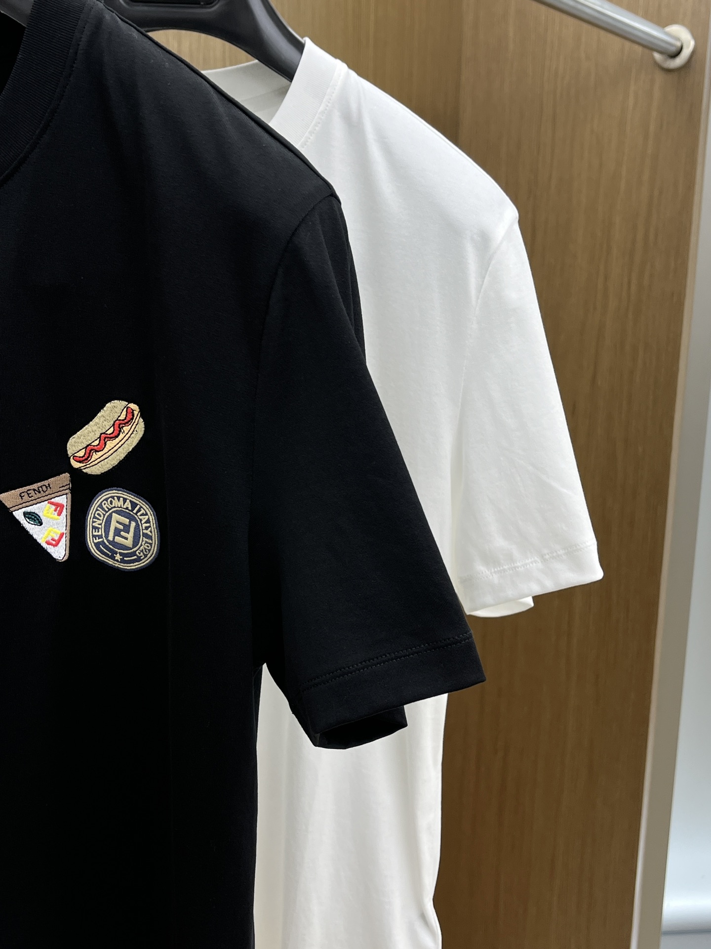 新品 FD🔥SS官网新款标识细节棉质T恤衫。订织全棉面料质感好，面料舒适亲肤 超级舒适 a60值得推荐 