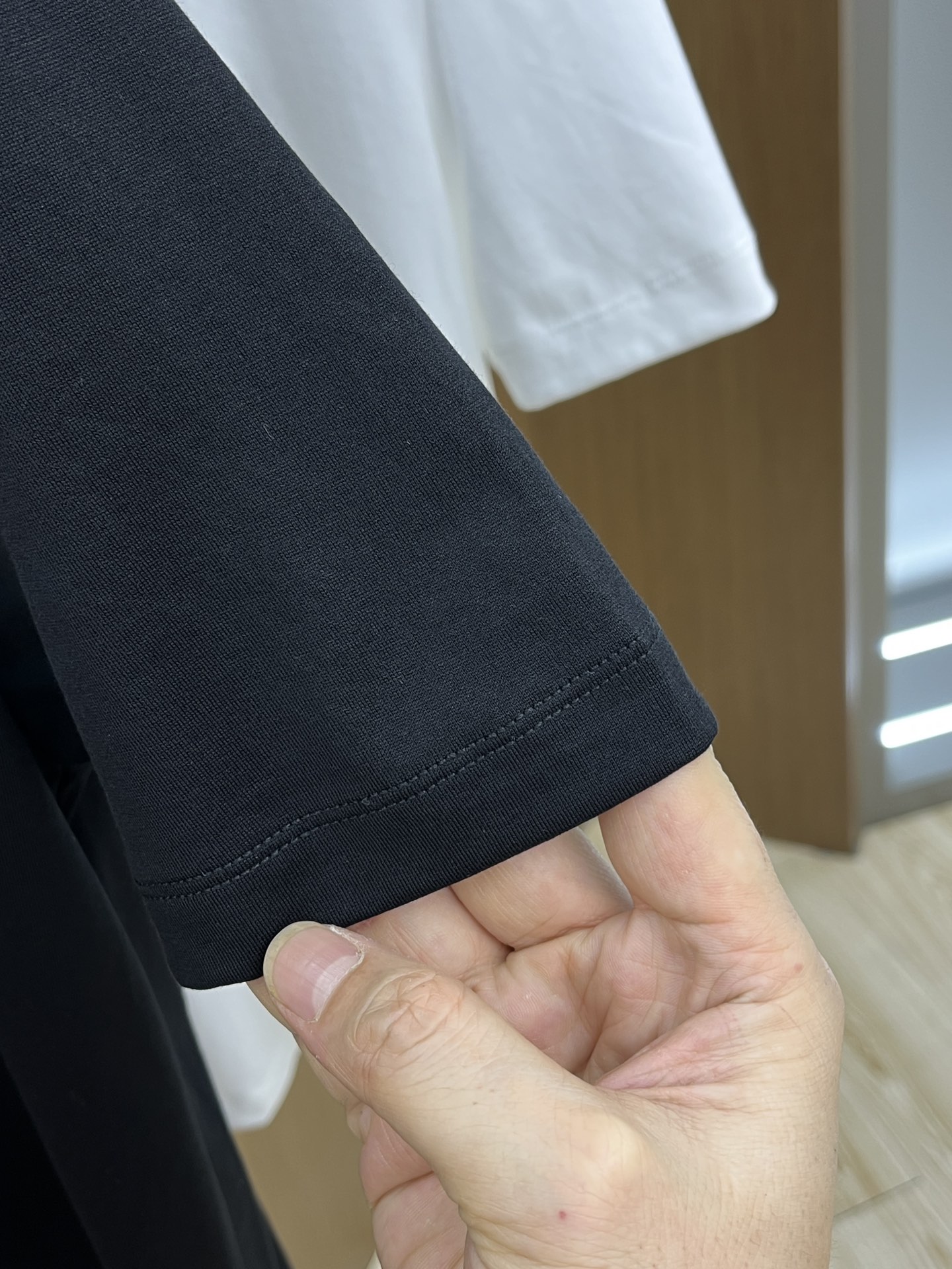 新品 FD🔥SS官网新款标识细节棉质T恤衫。订织全棉面料质感好，面料舒适亲肤 超级舒适 a60值得推荐 