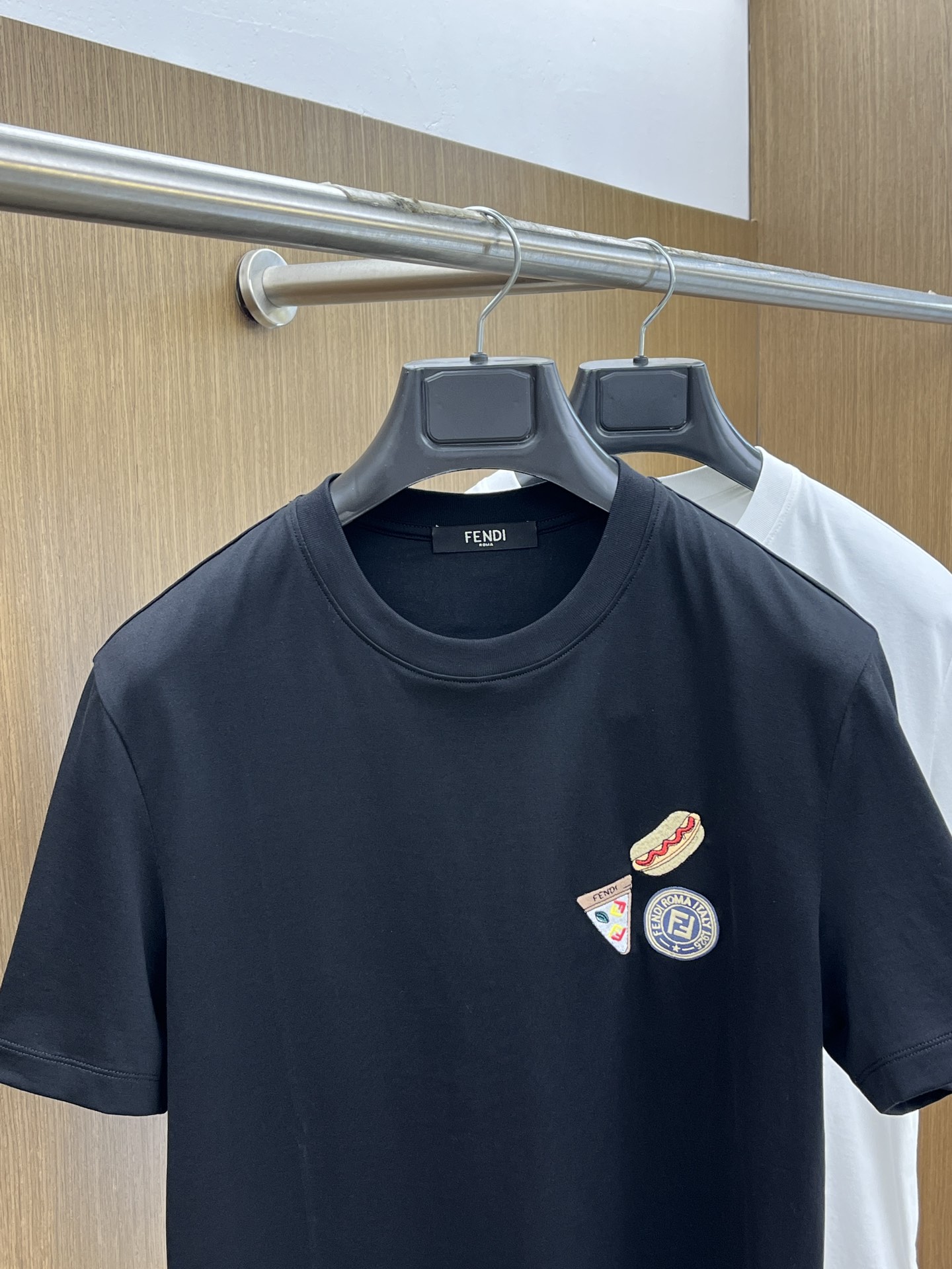 新品 FD🔥SS官网新款标识细节棉质T恤衫。订织全棉面料质感好，面料舒适亲肤 超级舒适 a60值得推荐 