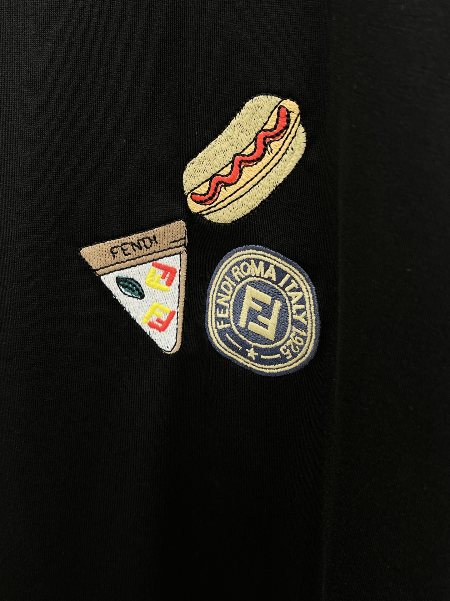 新品 FD🔥SS官网新款标识细节棉质T恤衫。订织全棉面料质感好，面料舒适亲肤 超级舒适 a60值得推荐 