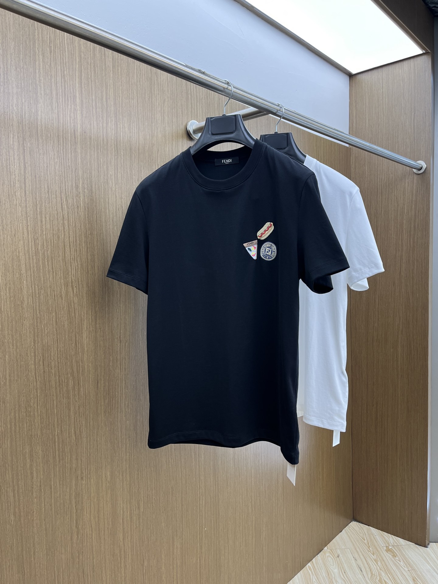 NO:475237,New product FDSS official website new logo details cotton T-shirt. Ordered cotton fabric has good texture, the fabric is comfortable and skin-friendly. Super comfortable a60 is worth recommending. Color: black, white. Size: S-M-L-XL-XXL., tees, t-shirt, alexander wang19860909新品 FDSS官网新款标识细节棉质T恤衫.订织全棉面料质感好,面料舒适亲肤 超级舒适 a60值得推荐 颜色:黑,白色. 尺码:S-M-L-XL-XXL.,,tees，t-shirt,alexander wang,Men's clothing