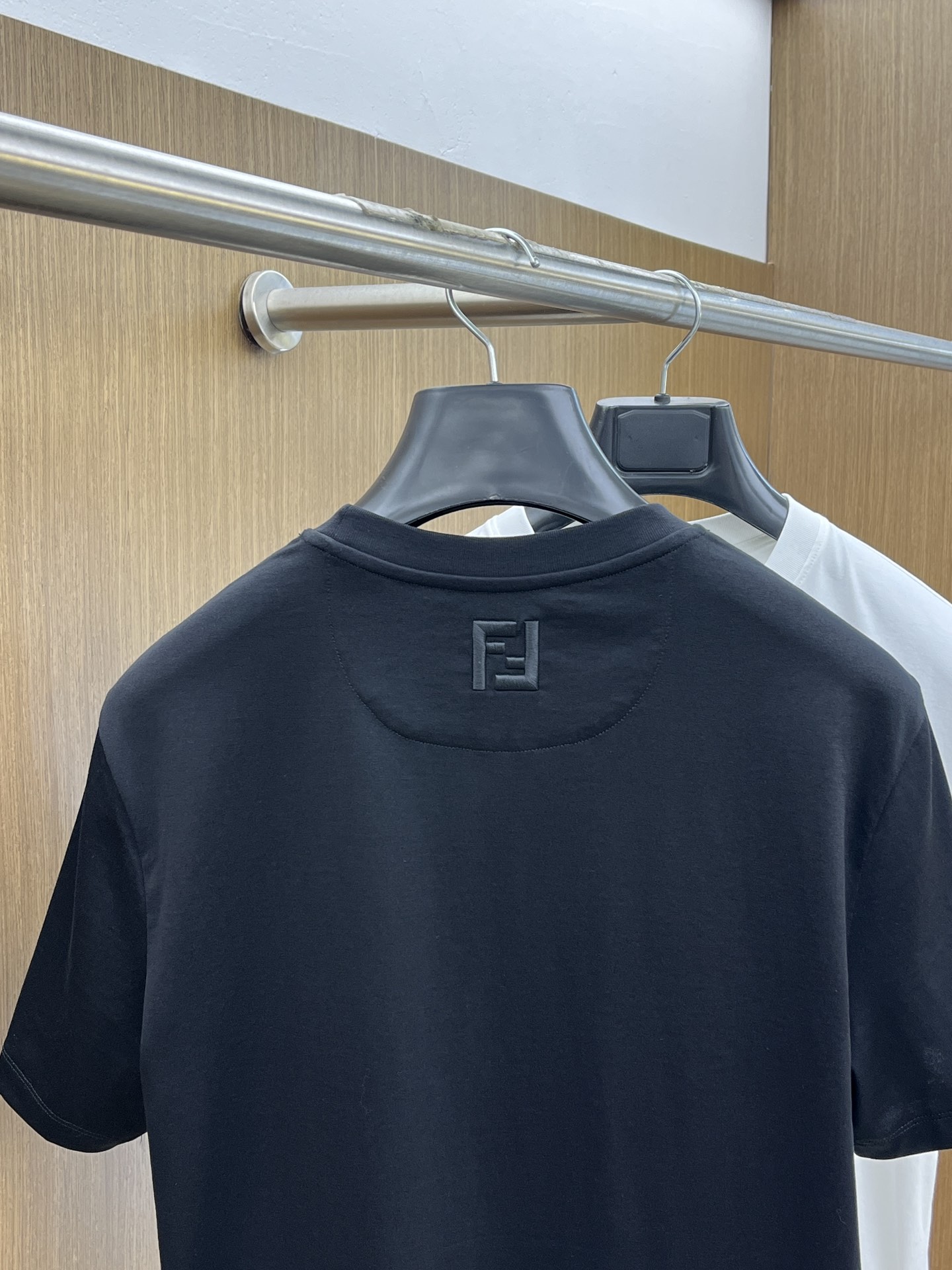 新品 FD🔥SS官网新款标识细节棉质T恤衫。订织全棉面料质感好，面料舒适亲肤 超级舒适 a60值得推荐 