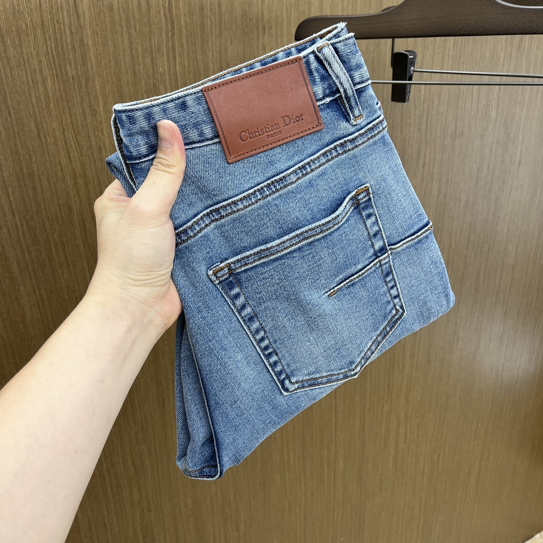 NO:460950,New CD High-end custom quality 25SS spring and summer latest original single jeans available at the counter simultaneously Original customized reproduction Customer-supplied hardware accessories Original single quality Imported denim fabric heavy-duty washing Fine workmanship wiring Excellent upper body, preferred single product A60 SIZE:29-36 No 35, jeans, alexander wang19860909新款 CD 高端定制品质 25SS春夏最新款原单牛仔裤 柜台同步发售 原版定制复刻 客供五金辅料 原单品质 进口牛仔面料重工洗水 做工走线精细 上身绝佳,优选单品A60 SIZE:29-36无35,,jeans,alexander wang,Men's clothing