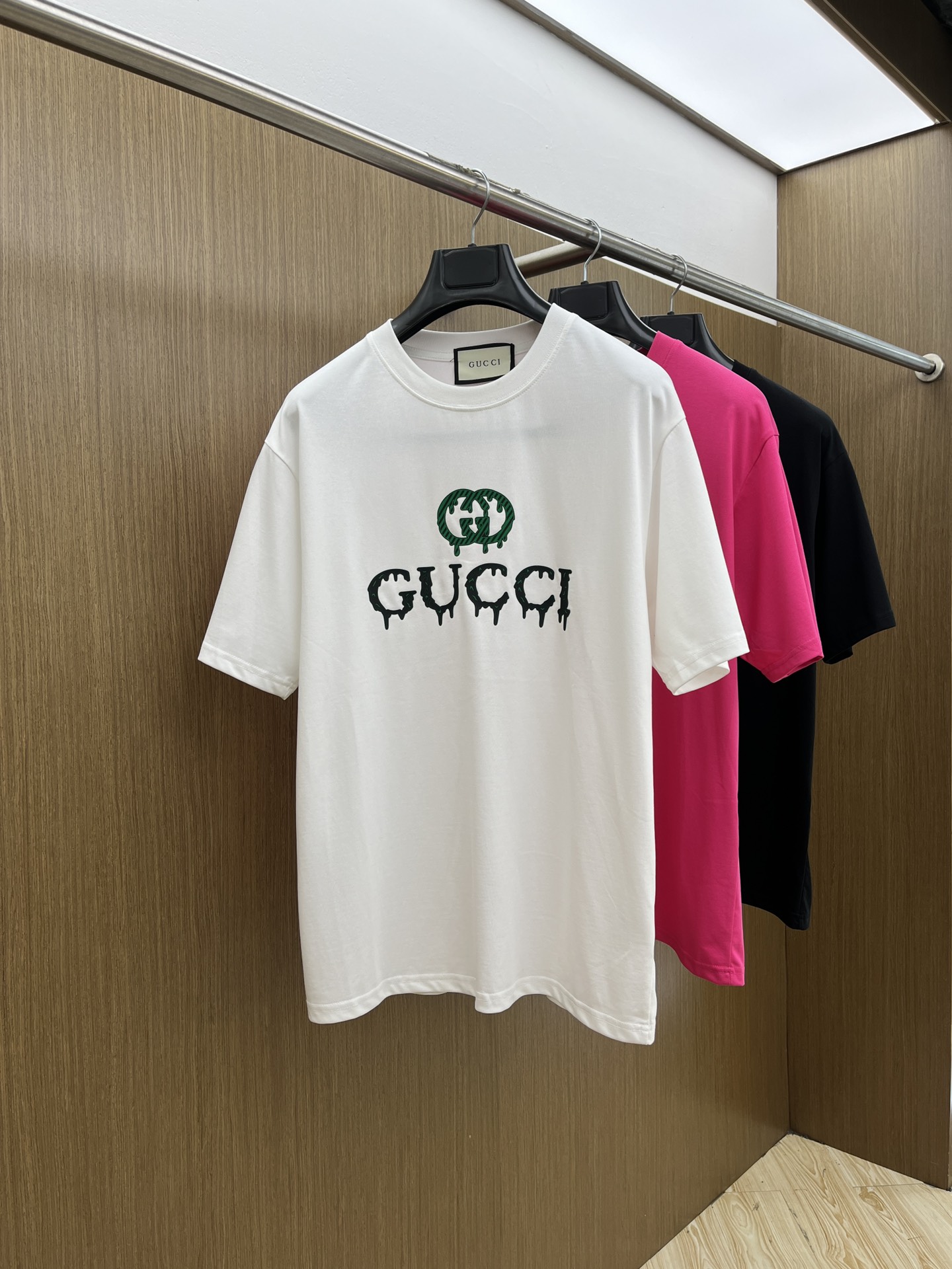 NO:524656,Guc is the latest product in early spring 2025, available at the same time as the counter, original singles, fashionable and casual round neck short-sleeved T-shirt, comfortable on the upper body!  Eye-catching and highlighted, using imported original fabric, top-grade printed embroidery craft letter pattern logo, simple but not lacking in fashion, top body fashionable and handsome fdl code S-XXL, gucci, T-shirt, tees, t-shirt, alexander wang19860909Guc 独家首发 2025早春最新品,专柜同步有售,原单狠货,时尚休闲圆领短袖T恤,上身舒适！吸睛而有亮点,采用进口原版面料,顶级印花刺绣工艺字母图案logo,简单而不失时尚,上身时尚帅气 fdl码数S-XXL,,gucci,T-shirt,tees，t-shirt,alexander wang,Men's clothing