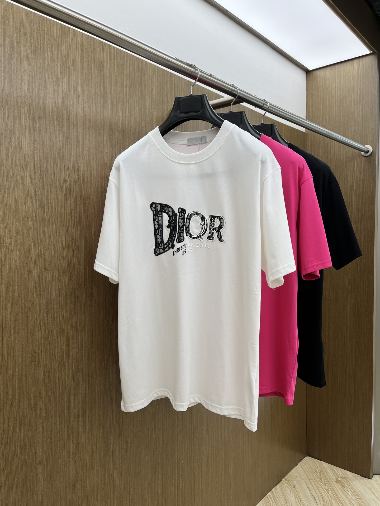 NO:524657,CD exclusive first release, the latest product in early spring 2025, available at the counter at the same time, original singles, fashionable and casual round neck short-sleeved T-shirt, comfortable on the upper body!  Eye-catching and highlighted, using imported original fabric, top-grade printed embroidery craft letter pattern logo, simple but not lacking in fashion, fashionable and handsome upper body FDL code S-XXL, T-shirt,tees, t-shirt,alexander wang19860909CD 独家首发 2025早春最新品,专柜同步有售,原单狠货,时尚休闲圆领短袖T恤,上身舒适！吸睛而有亮点,采用进口原版面料,顶级印花刺绣工艺字母图案logo,简单而不失时尚,上身时尚帅气 fdl码数S-XXL,,T-shirt,tees，t-shirt,alexander wang,Men's clothing