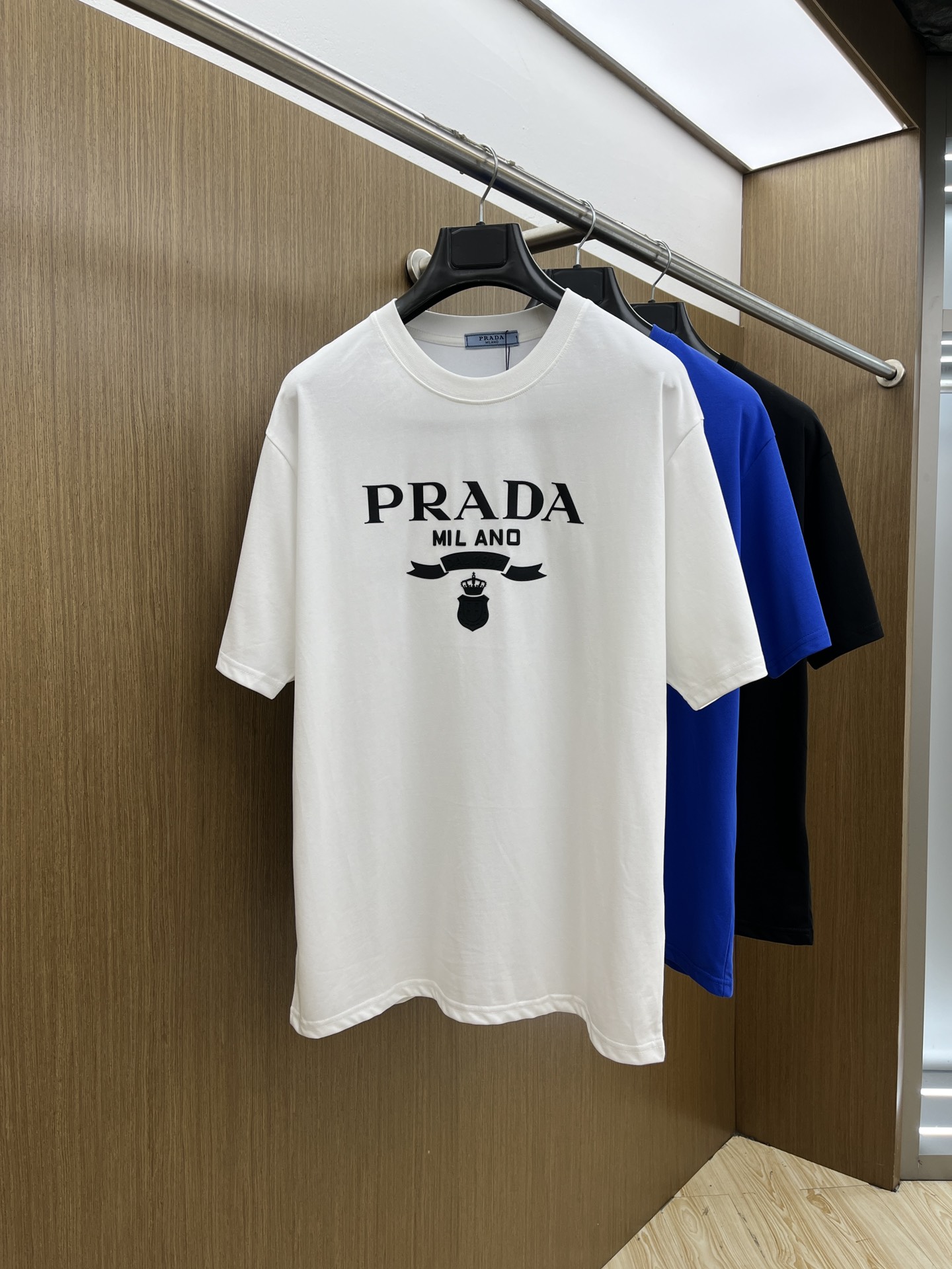 NO:524658,PD exclusive first release, the latest product in early spring 2025, available at the counter at the same time, original singles, fashionable and casual round neck short-sleeved T-shirt, comfortable on the upper body!  Eye-catching and highlighted, using imported original fabric, top-grade printed embroidery craft letter pattern logo, simple but not lacking in fashion, fashionable and handsome upper body FDL code S-XXL, T-shirt,tees, t-shirt,alexander wang19860909PD 独家首发 2025早春最新品,专柜同步有售,原单狠货,时尚休闲圆领短袖T恤,上身舒适！吸睛而有亮点,采用进口原版面料,顶级印花刺绣工艺字母图案logo,简单而不失时尚,上身时尚帅气 fdl码数S-XXL,,T-shirt,tees，t-shirt,alexander wang,Men's clothing