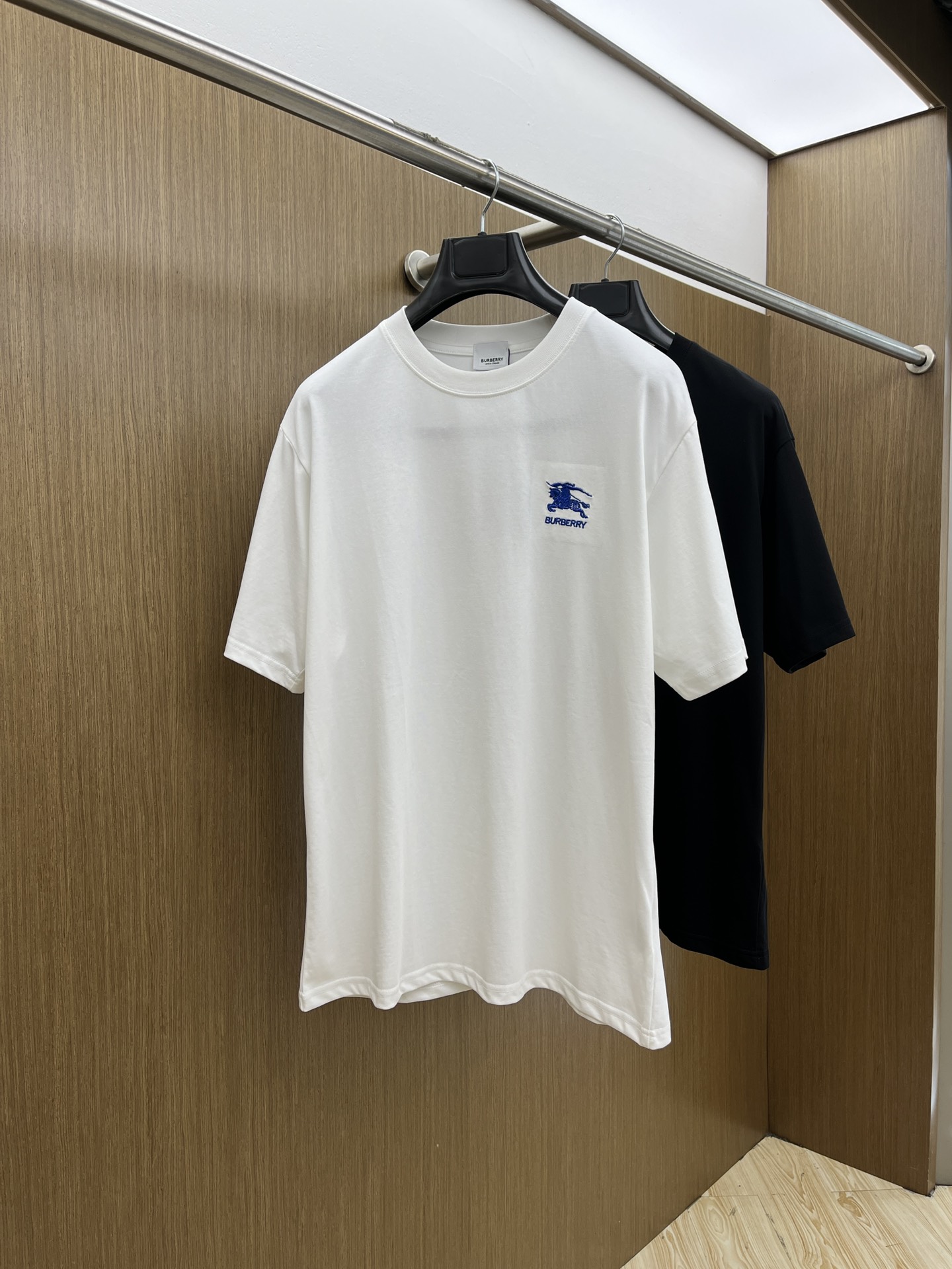 NO:524659,BBR exclusive first release, the latest product in early spring 2025, available at the counter at the same time, original singles, fashionable and casual round neck short-sleeved T-shirt, comfortable on the upper body!  Eye-catching and highlighted, using imported original fabric, top-grade printed embroidery craft letter pattern logo, simple but not lacking in fashion, fashionable and handsome upper body FDL code S-XXL, T-shirt,tees, t-shirt,alexander wang19860909BBR 独家首发 2025早春最新品,专柜同步有售,原单狠货,时尚休闲圆领短袖T恤,上身舒适！吸睛而有亮点,采用进口原版面料,顶级印花刺绣工艺字母图案logo,简单而不失时尚,上身时尚帅气 fdl码数S-XXL,,T-shirt,tees，t-shirt,alexander wang,Men's clothing