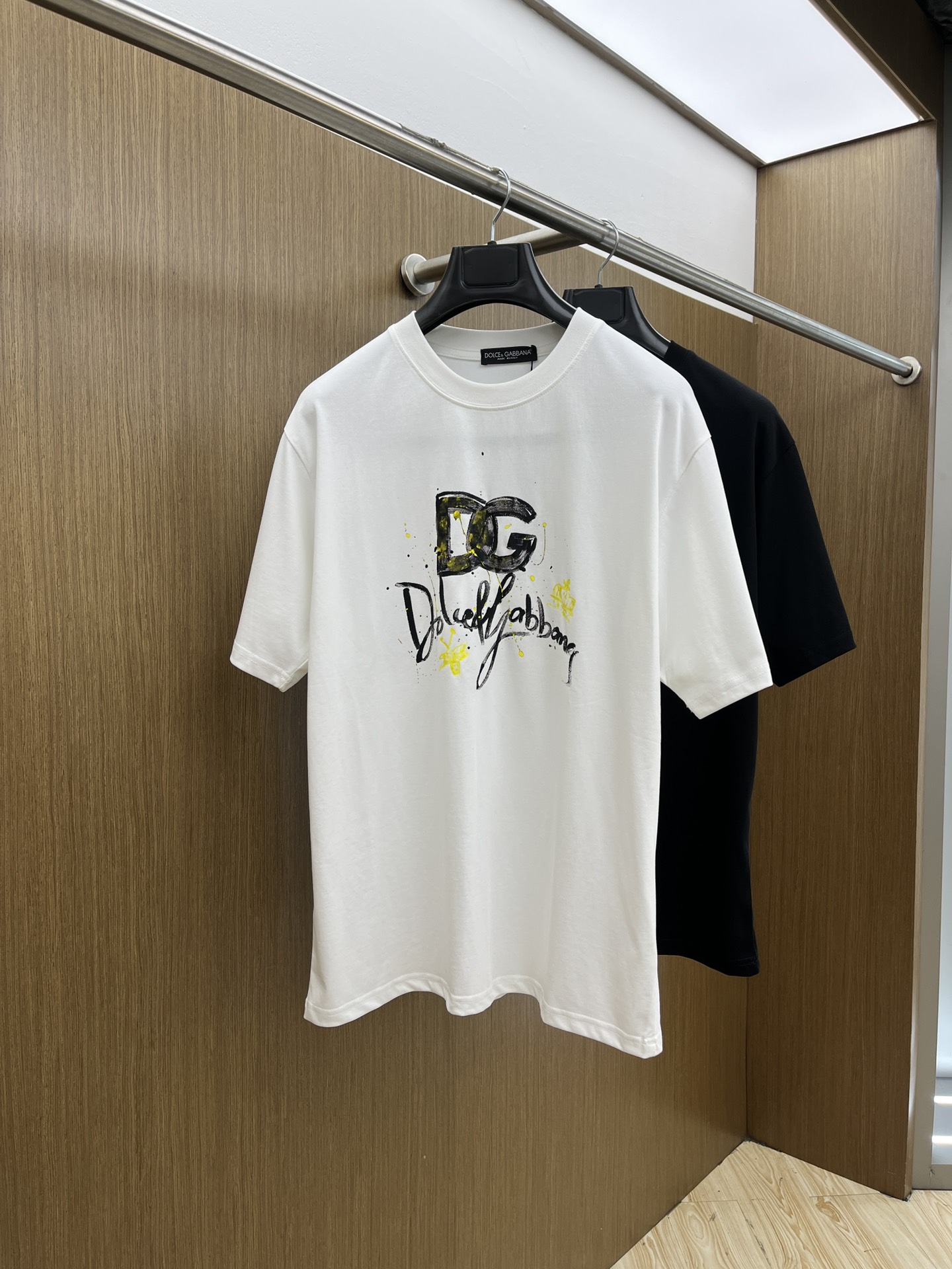 NO:524660,DG exclusive first release, the latest product in early spring 2025, available at the counter at the same time, original singles, fashionable and casual round neck short-sleeved T-shirt, comfortable on the upper body!  Eye-catching and highlighted, using imported original fabric, top-grade printed embroidery craft letter pattern logo, simple but not lacking in fashion, fashionable and handsome upper body FDL code S-XXL, T-shirt,tees, t-shirt,alexander wang19860909DG 独家首发 2025早春最新品,专柜同步有售,原单狠货,时尚休闲圆领短袖T恤,上身舒适！吸睛而有亮点,采用进口原版面料,顶级印花刺绣工艺字母图案logo,简单而不失时尚,上身时尚帅气 fdl码数S-XXL,,T-shirt,tees，t-shirt,alexander wang,Men's clothing