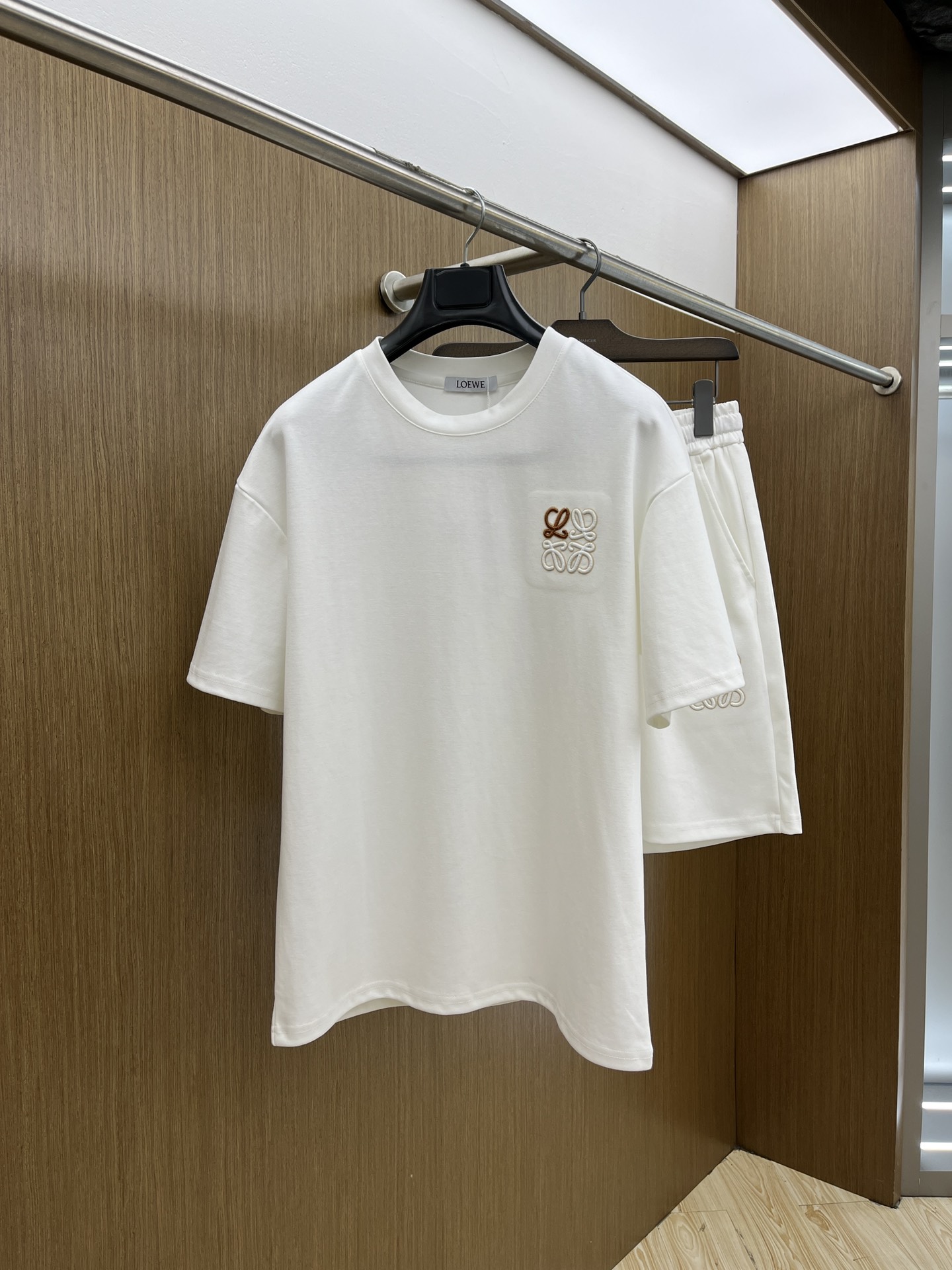 NO:160756,Super hot/set Loe high-end customization 2025 spring and summer new first-time counter latest short-sleeved shorts casual set High-end customization Avant-garde and fashionable design!  Brand logo heavy craftsmanship design, high-end customized pure cotton fabric, soft feel, comfortable to wear, exquisite counter-level car line, fine workmanship, invincible and handsome upper body effect!  FLS must-have items for men!  Color black white Number M-3XL, loewe, shorts, T-shirt, alexander wang19860909超级爆款 /套 Loe 高端定制 2025春夏新款首发专柜最新款短袖短裤休闲套装 高端订制 设计前卫时尚！品牌logo重工艺设计 高端定制纯棉面料.手感柔软.穿着舒适.专柜级别精致车线.做工精细.上身效果无敌帅气！fls型男必备单品！ 颜色黑色 白色 码数M-3XL,,loewe,shorts,T-shirt,alexander wang,Men's clothing