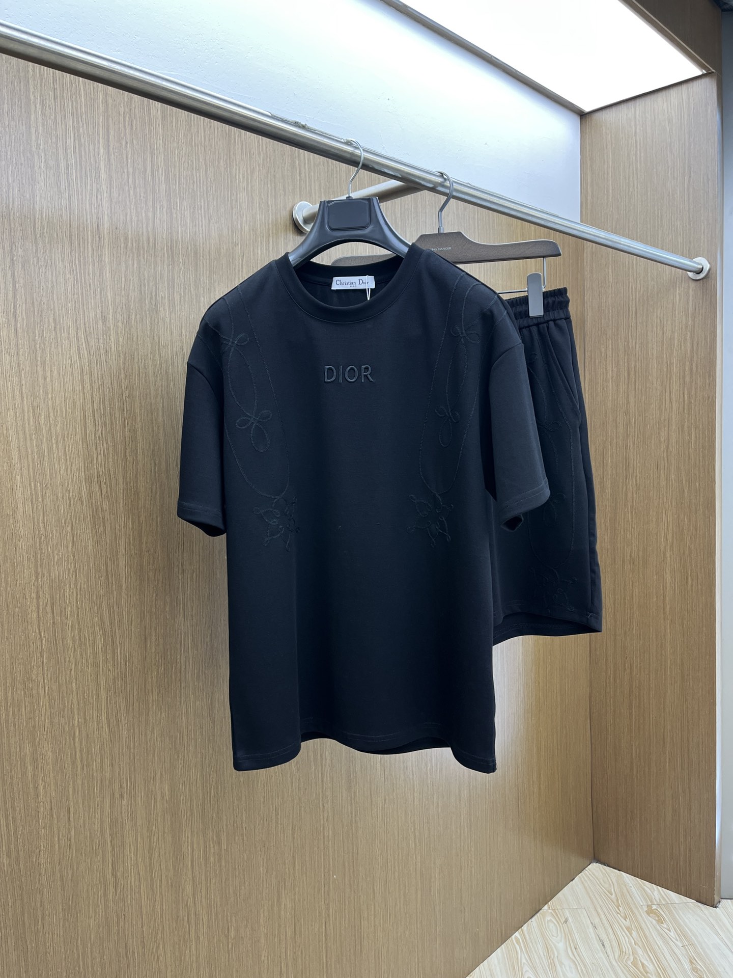 NO:160758,Super hot/set CD high-end customization 2025 spring and summer new first-time counter latest short-sleeved shorts casual set High-end customization Avant-garde and fashionable design!  Brand logo heavy craftsmanship design, high-end customized pure cotton fabric, soft feel, comfortable to wear, exquisite counter-level car line, fine workmanship, invincible and handsome upper body effect!  FLS must-have items for men!  Color black code number M-3XL, shorts, T-shirt, alexander wang19860909超级爆款 /套 CD 高端定制 2025春夏新款首发专柜最新款短袖短裤休闲套装 高端订制 设计前卫时尚！品牌logo重工艺设计 高端定制纯棉面料.手感柔软.穿着舒适.专柜级别精致车线.做工精细.上身效果无敌帅气！fls型男必备单品！ 颜色黑色 码数M-3XL,,shorts,T-shirt,alexander wang,Men's clothing