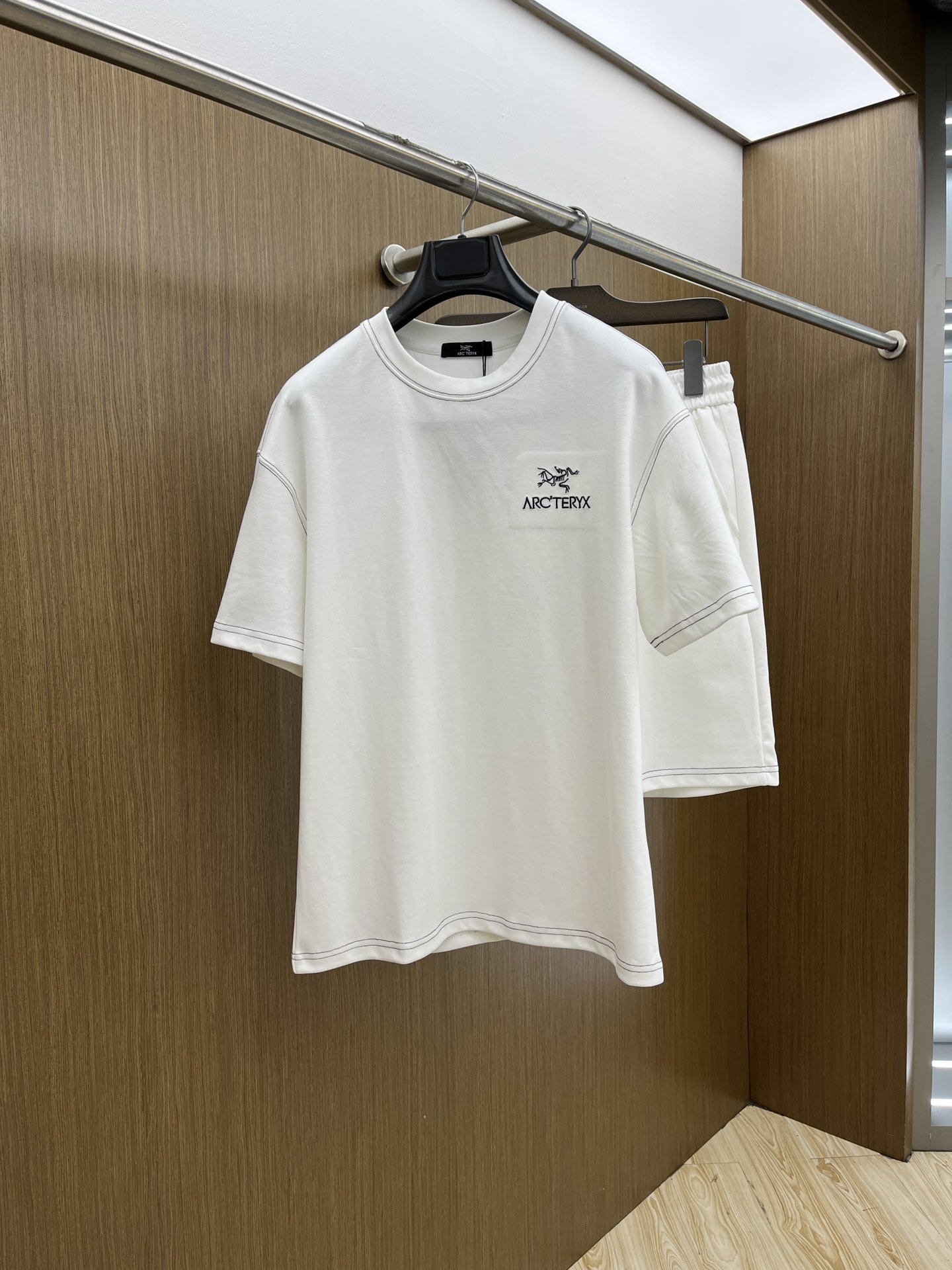 NO:425458,Super hot/set ARC high-end customization 2025 spring and summer new first-time counter latest short-sleeved shorts casual set High-end customization Avant-garde and fashionable design!  Brand logo heavy craftsmanship design, high-end customized pure cotton fabric, soft feel, comfortable to wear, exquisite counter-level car line, fine workmanship, invincible and handsome upper body effect!  FLS must-have items for men!  Color black white Number M-3XL, shorts, T-shirt, alexander wang19860909超级爆款 /套 ARC 高端定制 2025春夏新款首发专柜最新款短袖短裤休闲套装 高端订制 设计前卫时尚！品牌logo重工艺设计 高端定制纯棉面料.手感柔软.穿着舒适.专柜级别精致车线.做工精细.上身效果无敌帅气！fls型男必备单品！ 颜色黑色 白色 码数M-3XL,,shorts,T-shirt,alexander wang,Men's clothing