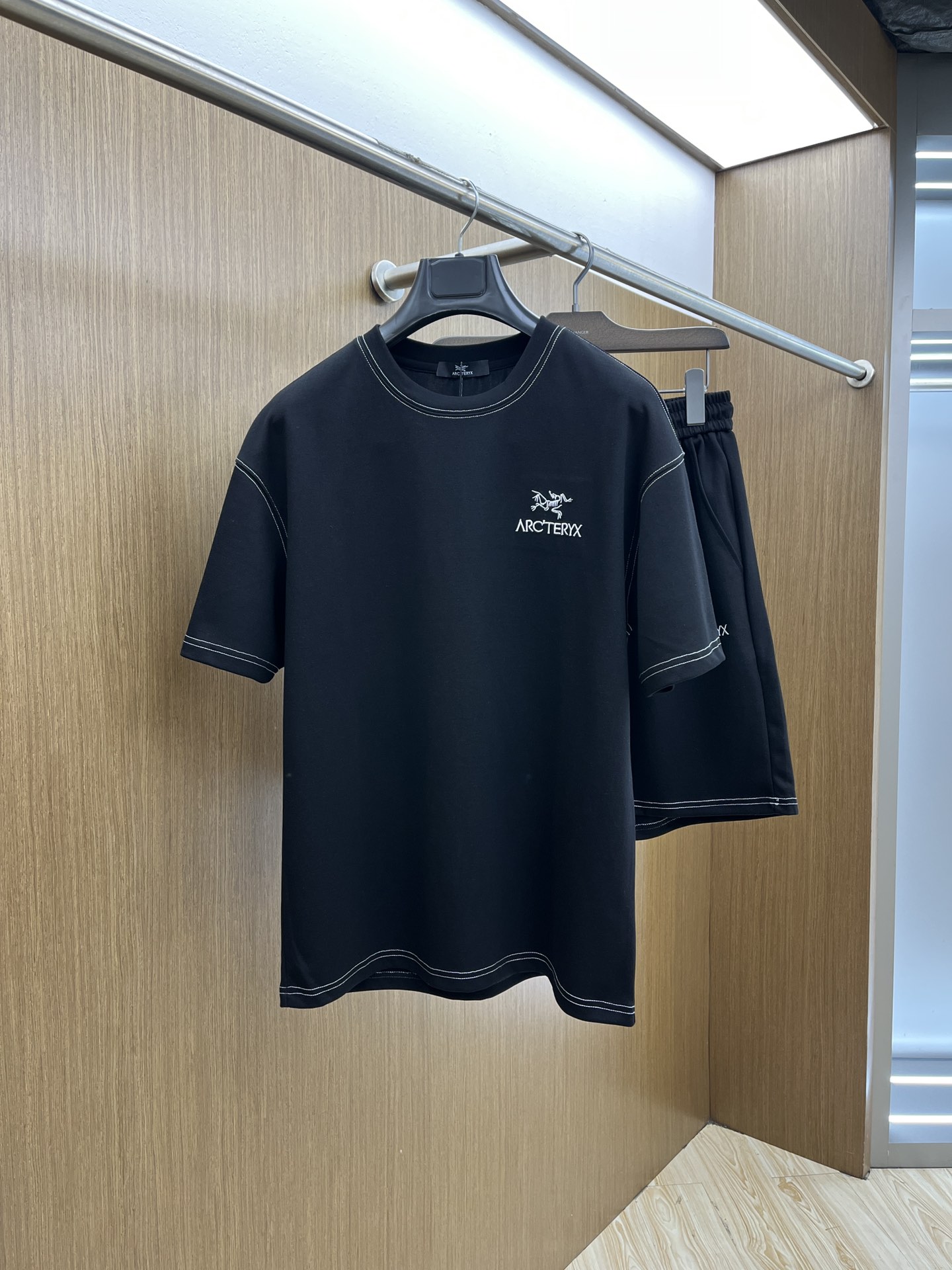 NO:425462,Super hot/set ARc high-end customization 2025 spring and summer new first-time counter latest short-sleeved shorts casual set high-end customization design avant-garde and fashionable!  Brand logo heavy craftsmanship design, high-end customized pure cotton fabric, soft feel, comfortable to wear, exquisite counter-level car line, fine workmanship, invincible and handsome upper body effect!  FLS must-have items for men!  Color black white Number M-3XL, shorts, T-shirt, alexander wang19860909超级爆款 /套 ARc 高端定制 2025春夏新款首发专柜最新款短袖短裤休闲套装 高端订制 设计前卫时尚！品牌logo重工艺设计 高端定制纯棉面料.手感柔软.穿着舒适.专柜级别精致车线.做工精细.上身效果无敌帅气！fls型男必备单品！ 颜色黑色 白色 码数M-3XL,,shorts,T-shirt,alexander wang,Men's clothing