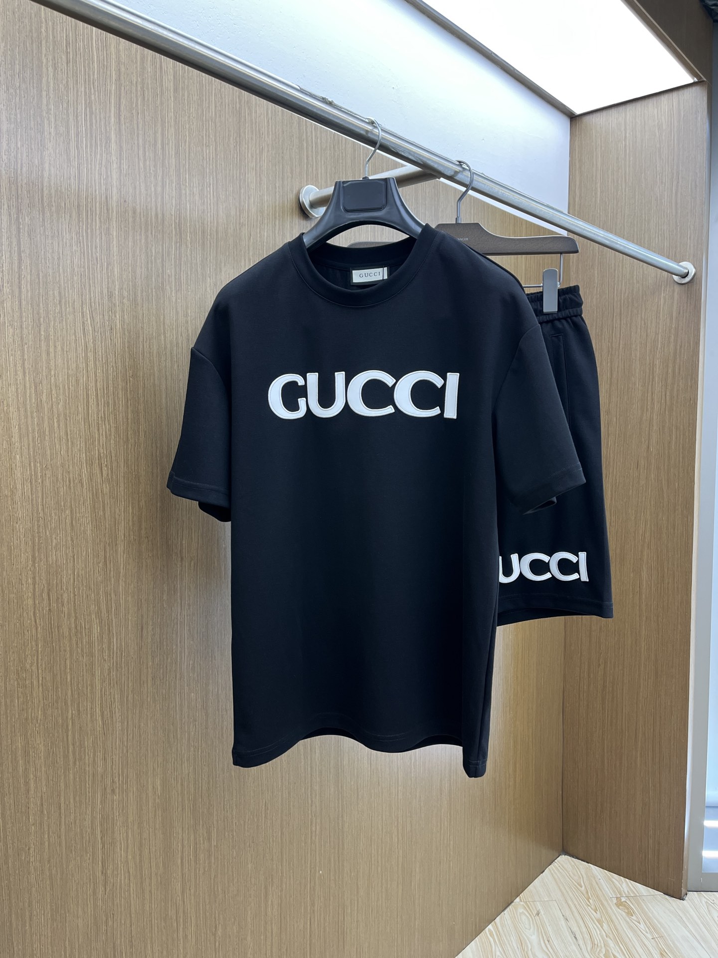 NO:160757,Super hot/set Guc high-end customization 2025 spring and summer new first-time counter latest short-sleeved shorts casual set High-end customization Avant-garde and fashionable design!  Brand logo heavy craftsmanship design, high-end customized pure cotton fabric, soft feel, comfortable to wear, exquisite counter-level car line, fine workmanship, invincible and handsome upper body effect!  FLS must-have items for men!  Color black code number M-3XL, gucci, shorts, T-shirt, alexander wang19860909超级爆款 /套 Guc 高端定制 2025春夏新款首发专柜最新款短袖短裤休闲套装 高端订制 设计前卫时尚！品牌logo重工艺设计 高端定制纯棉面料.手感柔软.穿着舒适.专柜级别精致车线.做工精细.上身效果无敌帅气！fls型男必备单品！ 颜色黑色 码数M-3XL,,gucci,shorts,T-shirt,alexander wang,Men's clothing