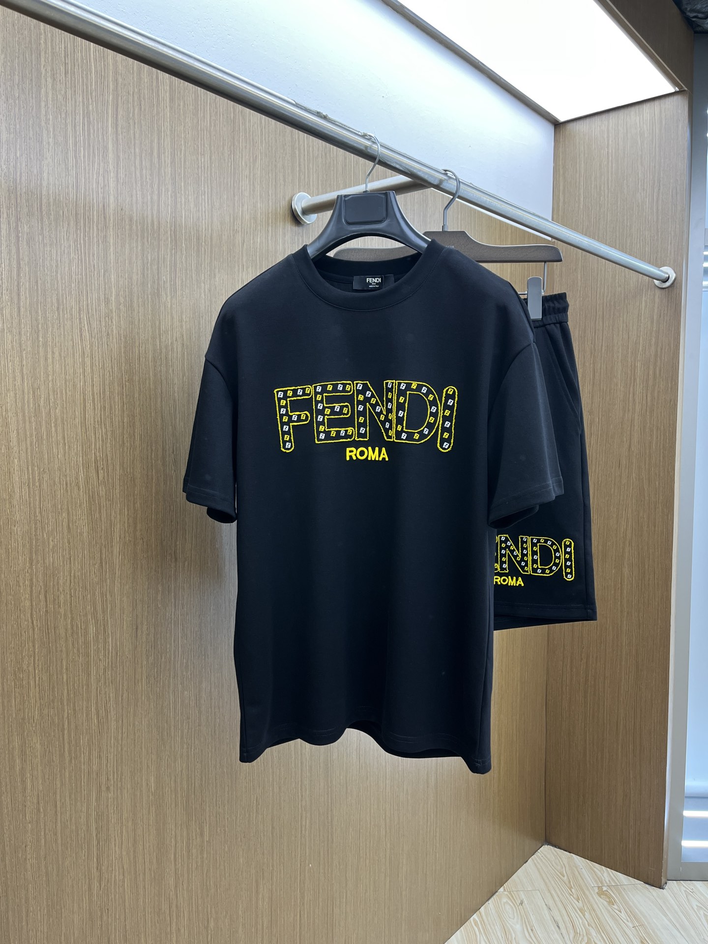 NO:452878,Super hot/set FD high-end customization 2025 spring and summer new first-time counter latest short-sleeved shorts casual set High-end customization Avant-garde and fashionable design!  Brand logo heavy craftsmanship design, high-end customized pure cotton fabric, soft feel, comfortable to wear, exquisite counter-level car line, fine workmanship, invincible and handsome upper body effect!  FLS must-have items for men!  Color black white Number M-3XL, shorts, T-shirt, alexander wang19860909超级爆款 /套 FD 高端定制 2025春夏新款首发专柜最新款短袖短裤休闲套装 高端订制 设计前卫时尚！品牌logo重工艺设计 高端定制纯棉面料.手感柔软.穿着舒适.专柜级别精致车线.做工精细.上身效果无敌帅气！fls型男必备单品！ 颜色黑色 白色 码数M-3XL,,shorts,T-shirt,alexander wang,Men's clothing