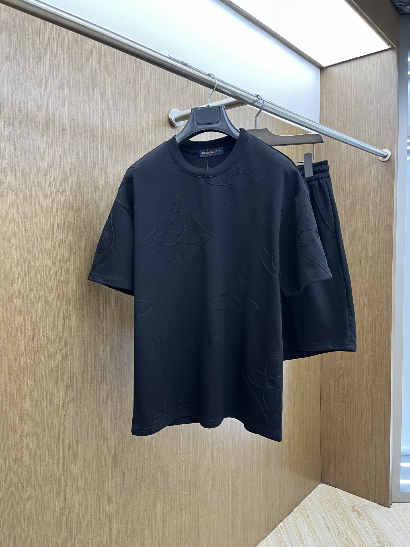 NO:418005,Super hot/set Lv high-end customization 2025 spring and summer new first-time counter latest short-sleeved shorts casual set high-end customization design avant-garde and fashionable!  Brand logo heavy craftsmanship design, high-end customized pure cotton fabric, soft feel, comfortable to wear, exquisite counter-level car line, fine workmanship, invincible and handsome upper body effect!  FLS must-have items for men!  Color black code number M-3XL, louis vuitton, shorts, T-shirt, alexander wang19860909超级爆款 /套 Lv高端定制 2025春夏新款首发专柜最新款短袖短裤休闲套装 高端订制 设计前卫时尚！品牌logo重工艺设计 高端定制纯棉面料.手感柔软.穿着舒适.专柜级别精致车线.做工精细.上身效果无敌帅气！fls型男必备单品！ 颜色黑色 码数M-3XL,,louis vuitton,shorts,T-shirt,alexander wang,Men's clothing