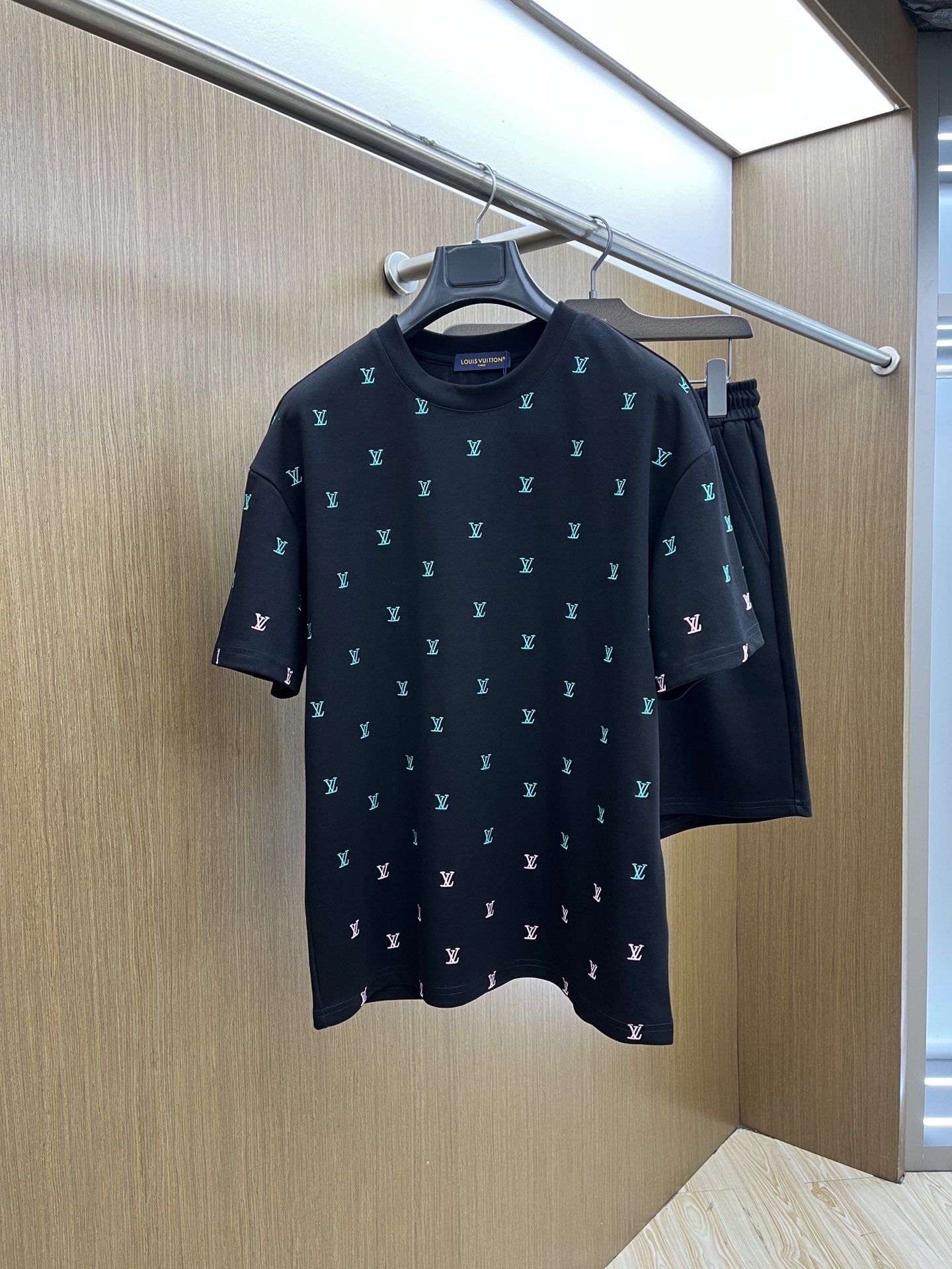 NO:417996,Super hot/set LV high-end customization 2025 spring and summer new first-time counter latest short-sleeved shorts casual set High-end customization Avant-garde and fashionable design!  Brand logo heavy craftsmanship design, high-end customized pure cotton fabric, soft feel, comfortable to wear, exquisite counter-level car line, fine workmanship, invincible and handsome upper body effect!  FLS must-have items for men!  Color black code number M-3XL, louis vuitton, shorts, T-shirt, alexander wang19860909超级爆款 /套 LV 高端定制 2025春夏新款首发专柜最新款短袖短裤休闲套装 高端订制 设计前卫时尚！品牌logo重工艺设计 高端定制纯棉面料.手感柔软.穿着舒适.专柜级别精致车线.做工精细.上身效果无敌帅气！fls型男必备单品！ 颜色黑色 码数M-3XL,,louis vuitton,shorts,T-shirt,alexander wang,Men's clothing