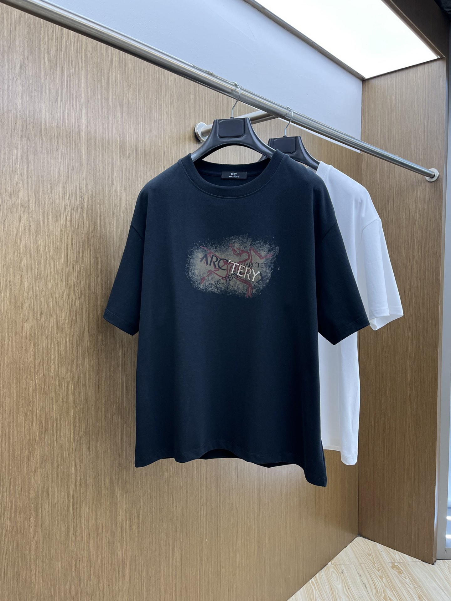 NO:417989,New product ARC SS exclusively available for new styles of original single men's casual short sleeves, high-end customization, high-end version, fashionable and versatile imported cotton fabric, super soft and delicate, skin-friendly and comfortable to wear, high-end boutique, OEM factory fine-made top body, very good men's essential items, three standards, fxz number: S-2XL, large version, height and weight, T-shirt, alexander wang19860909新品 ARC SS春夏独家专供新款原单男士休闲短袖 高端定制 高端版本 时尚百搭爆款进口纯棉面料 手感超柔软细腻 穿着亲肤舒适 高端精品 代工厂精细做上身非常赞 男士必备单品 三标齐全 fxz码数:S-2XL 版型偏大 下单报身高体重,,T-shirt,alexander wang,Men's clothing