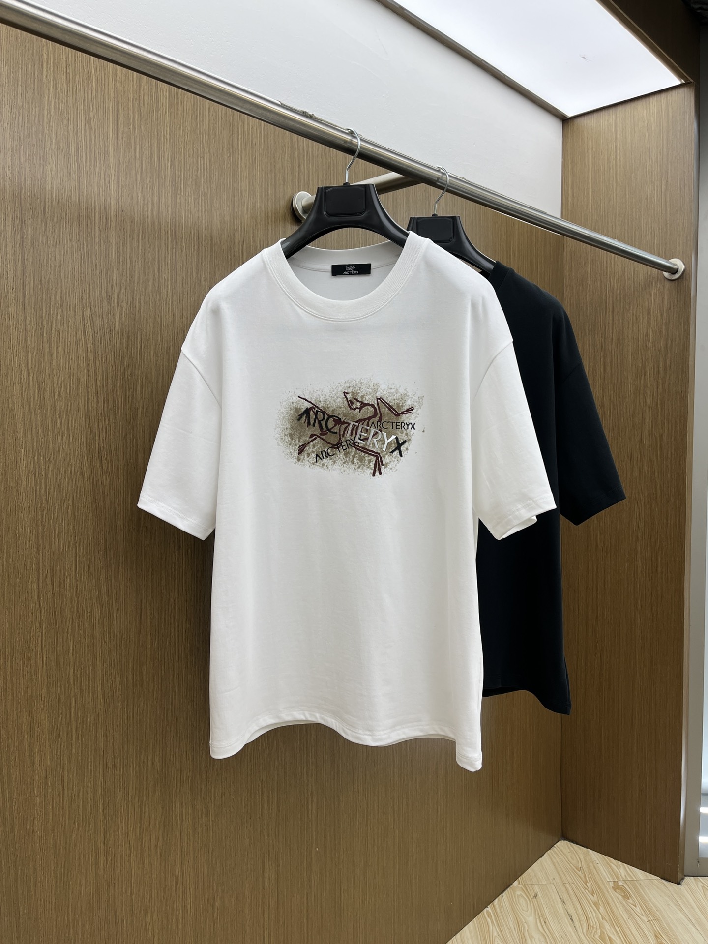 NO:159445,New product ARC SS exclusively available for new styles of original single men's casual short sleeves, high-end customization, high-end version, fashionable and versatile imported cotton fabric, super soft and delicate, skin-friendly and comfortable to wear, high-end boutique, OEM factory fine-made top body, very good men's essential items, three standards, fxz number: S-2XL, large style, quote height and weight, T-shirt, alexander wang19860909新品 ARC SS春夏独家专供新款原单男士休闲短袖 高端定制 高端版本 时尚百搭爆款进口纯棉面料 手感超柔软细腻 穿着亲肤舒适 高端精品 代工厂精细做上身非常赞 男士必备单品 三标齐全 fxz码数:S-2XL 版型偏大 下单报身高体重,,T-shirt,alexander wang,Men's clothing